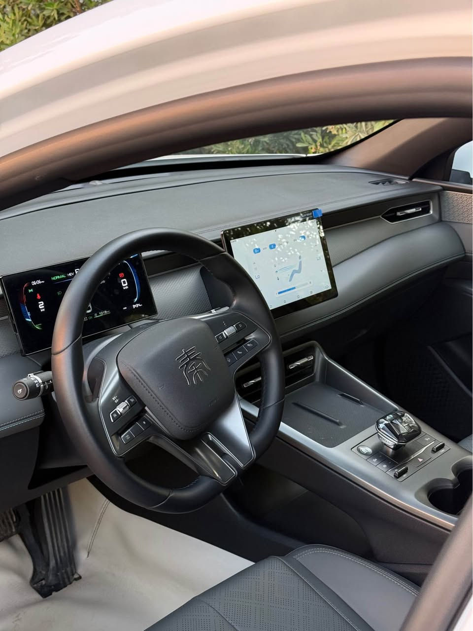 للبيع BYD QIN PLUS موديل 2025 نسخة ويل كروم مو العادية 
ماشيه ٧٠٠ كيلو فقط على المحرك والكلي ٣ الاف فقط 
على وضع الشركة زيرو 
داخل زيتوني جلد. دوشمة جلد. تبريد قطعتين. تشغيل عن بعد. تفويله تمشيك ٢١٠٠ كيلو 
جميع الملحقات كارت + شاحنة + مثلث وفوم طوارئ 

السعر ١٩,٧٠٠ وبيهه مجال للشراي

العنوان بغداد الدورة شارع ٦٠ 
الاتصال على الرقم
 *********** يوجد واتساب بغداد, العراق
