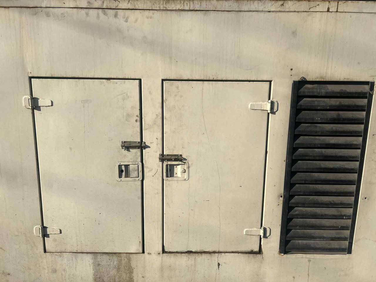 سلام عليكم مولد غاز جديده فوال 
300 المبير اسمها بيركز سعر 7  مليون وبيها مجال حك جيه مستعجل على بيعتها لن مكان ماعندي ***********
