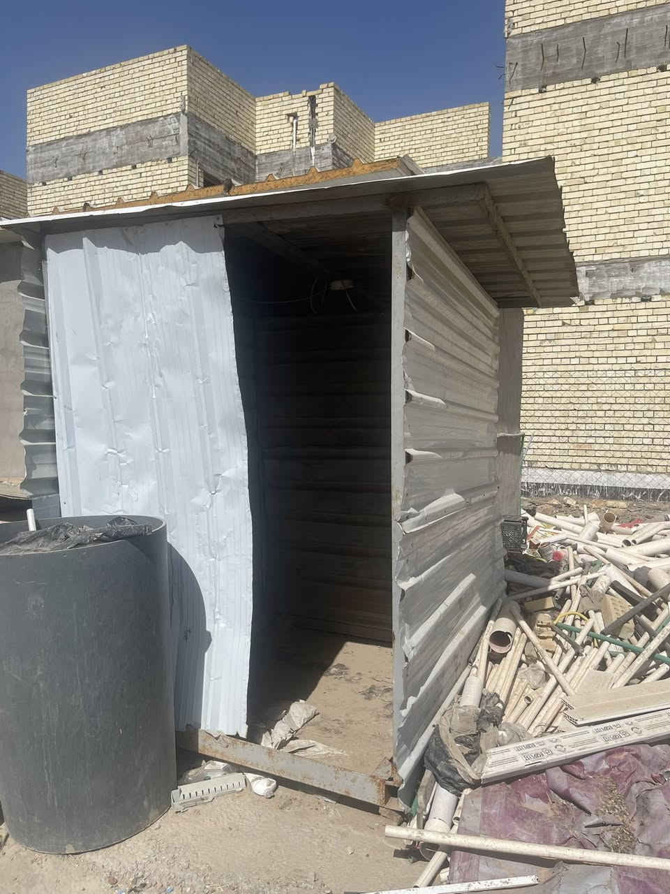 كرفان ٣في ١٢شغل امريكي مو عراقي 
يرادله ترتيب البطن يعني تغليف الجدار وسقوف ثانويه اما الخارج بصحه جيده سعره ٢مليون وربع وبي مجال
……… 
الصحيات ٣في٦ هذا يرادله تركيب البيبان+الارضيه تتعمر 
سعره مليون وبي مجال 
———
اما الكرفان مساحه الطول ٣٥متر 
الارتفاع٣متر
العرض٦متر
هذا مقطع إلى ٨غرف هذاسعره خاص
        …………. 

………الجملون  المساحه الطول ١٥العرض١٠الارتفاع٣ 
بي قواطع داخليه ٣طابق  مثل ما اموضح بل صوره 
التفاصيل ع الخاص. ماذكر رقم ع العام تعال خاص وتشلع عيني
بغداد العامريه قرب نادي الفروسيه. بتجاه طريق ابو غريب القديم
— في ‏بغداد العامريه‏.
***********
