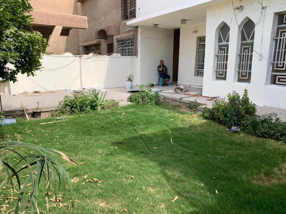 🏡✨ #بيت للبيع #وبسعر مناسب 🏚️🪟
 في #موقع مميز  في #حي_الجهاد✨🏡
إذا كنت تبحث عن موقع مميز هدوء☘️
🔴 يقع بين #مربع جامع النور ومربع السمجة �📍 موقع راق #وهادئ  قريب من الشارع العام والأسواق والمدارس وجميع الخدمات اليومية.
📐 المساحة: 200 متر مربع

🏠 مواصفات البيت:�✅ حديقة جميلة وواسعة�✅ كراج كبير يتسع لأكثر من سيارة�✅ صالة كبيرة ومريحة للعائلة والضيوف�✅ 3 غرف نوم واسعة�✅ حمامان�✅ مخزنان�✅ تصميم عملي ومساحات مريحة
🌟 قريب من الأماكن المهمة، مما يجعله خياراً مثالياً للسكن
📞 للاستفسار يرجى الاتصال/***********
