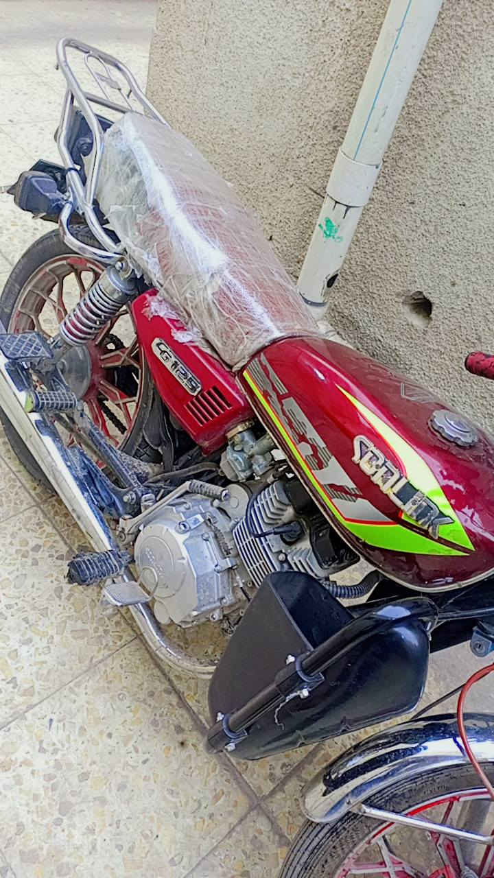 سلام عليكم دراجه ايراني للبيع السعر 650مكاني بغداد العامريه الدراجه بيها ورقتين فقط مكفوله كفاله عامه ومكفوله سرقه وغيرها كلشي بيها شغال فقط الشاشه ومابيه اي نقص تاخذها ترتاح والدراجه مامشتغله دلفري وهذا رقمي ***********
