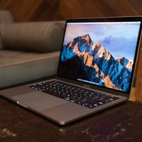 ‎ MacBook pro 2017 💻   Display /  15,4 inch (2880 x 1800)  Processor /...