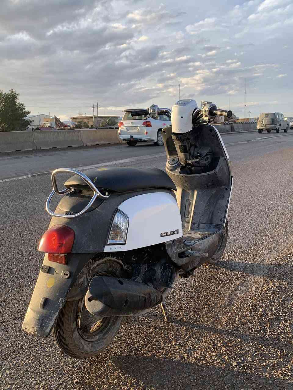 بوليسي للبيع بيها كسر بلكفر الامامي سعرها 600 مكاني بغداد الدوره ***********
