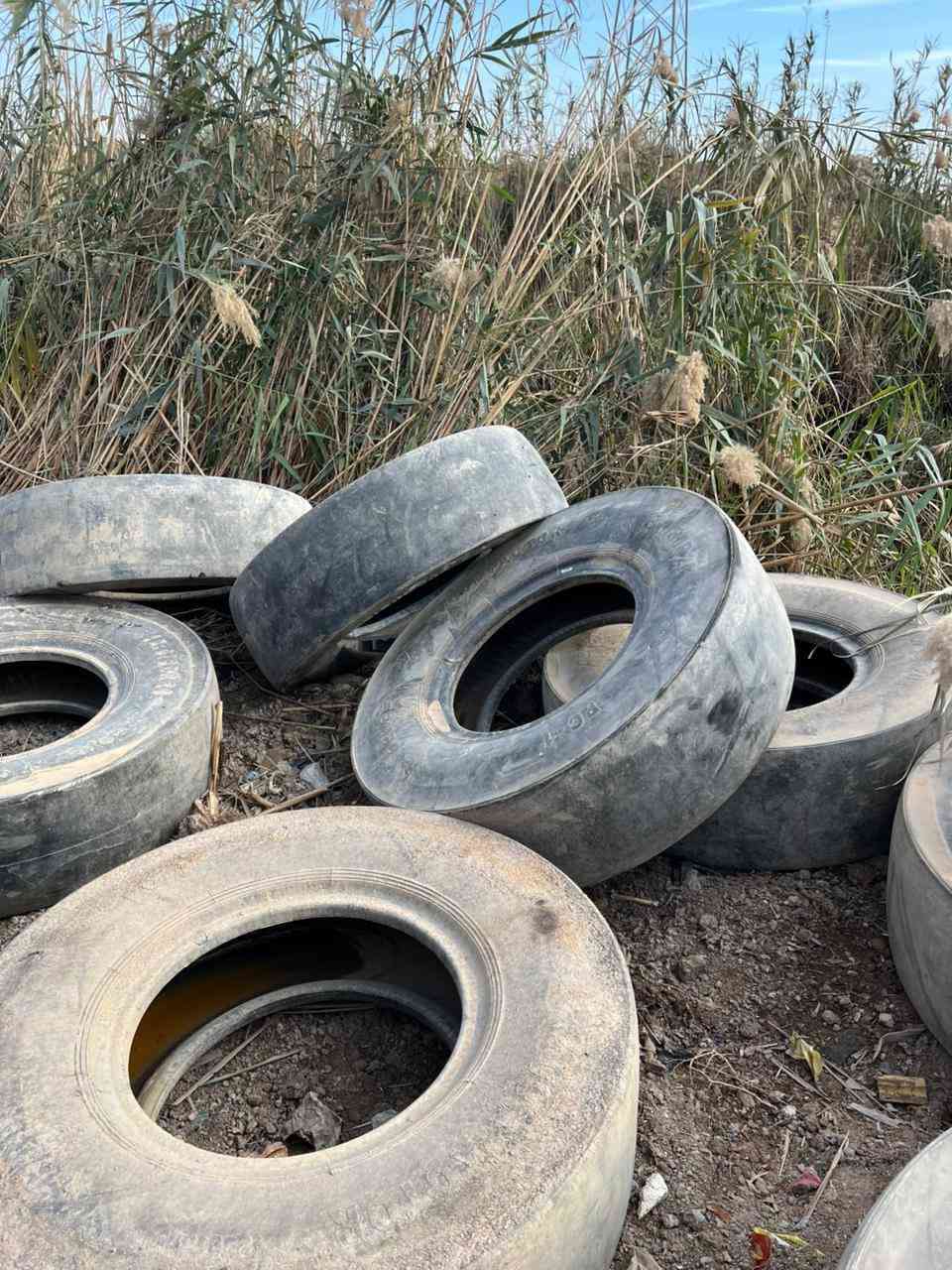 للبيع اطارت حادله مطاطيه مستخدم العداد 10 السعر الواحد50 الف وبي مجال *********** مكان واسط #الصويرة
