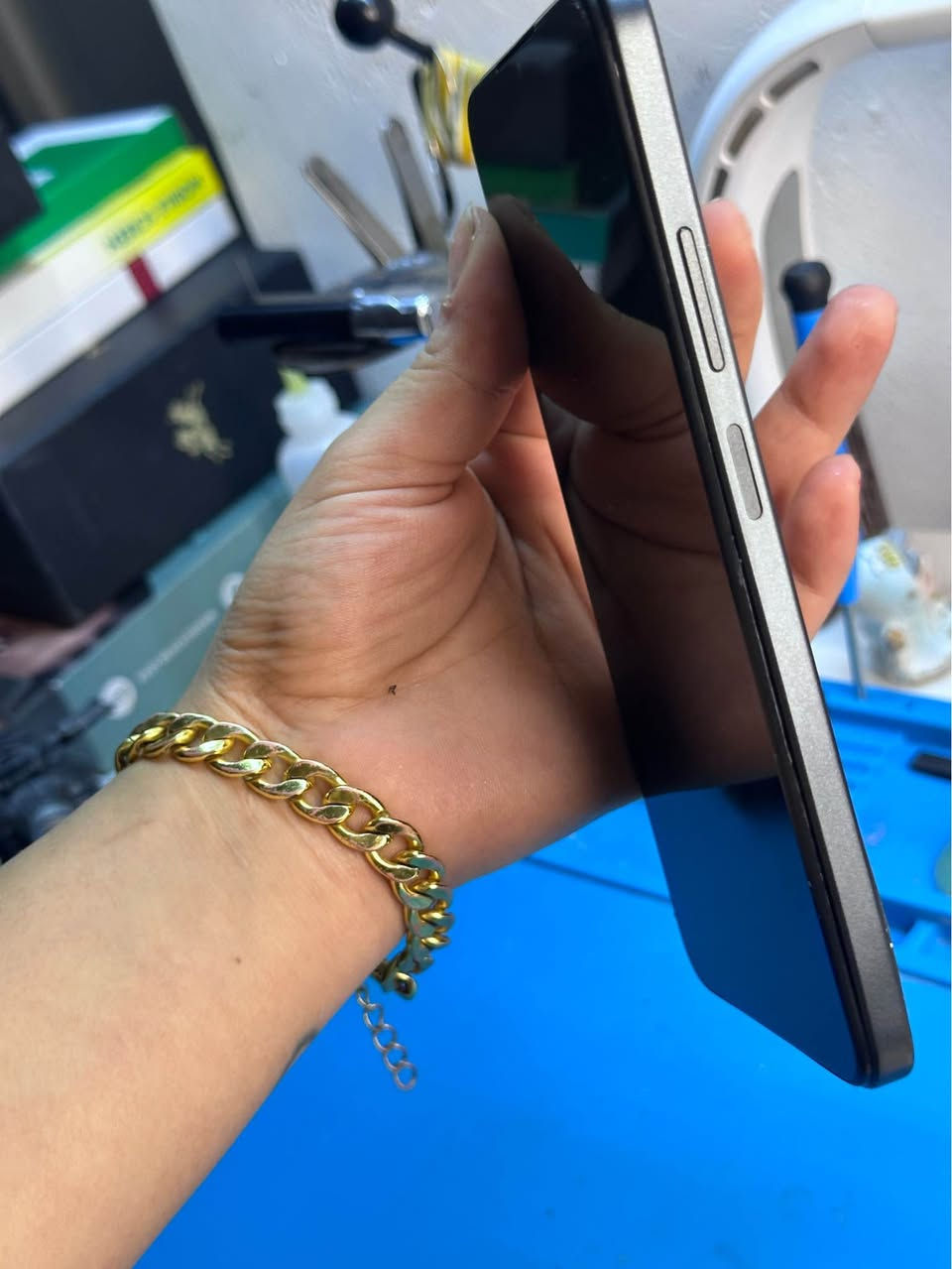 لبيع: Oppo A38 (مستعمل/شبه جديد)
المواصفات:
 الشاشة: كبيرة وسلسة (90Hz).
 الذاكرة: 128 جيجابايت (يشيل شريحتين ورام خارجي سوية).
 البطارية: ضخمة 5000 مللي أمبير وتطول يوم كامل.
 الشحن: سريع جداً 33 واط (يشحن نص البطارية بنص ساعة).
 الكاميرا: الأساسية 50 ميجابكسل صورها واضحة.
ملحوظة: الجهاز نظيف جداً، شخط مابي مثل ماموضح بالصور  ماله أي عيب، ومعالج ماله ممتاز للتصفح واليوتيوب والشغل اليومي. مكاني بغداد بغداد, العراق


**إذا كنت صاحب هذا الإعلان وتريد حذفه لأي سبب، رجاءا أرسل رسالة إلى الدعم الفني**