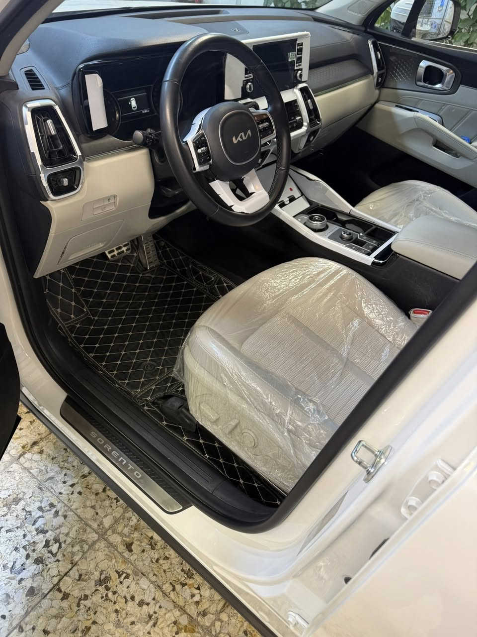 السلام عليكم سورنتو موديل 23 خليجي
مكفولة كفالة عامة 

مواصفات 

محرك 6 سلندر 

ماشيه 41

كير ماوس

سايد بريك كهرباء

شفتات ستيرن

بصمه تشغيل عن بعد

صندوق كهرباء 

أربع كراسي كهرباء 

حساس امامي خلفي

مكان السيارة بغداد 

السعر ٢٩٣ وبيها مجال 

للاستفسار ***********
