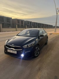 عندي هاي سياره سيراتو مديل 2019 خليجي مكفوله من كلشي بيه بس بارد سياره...