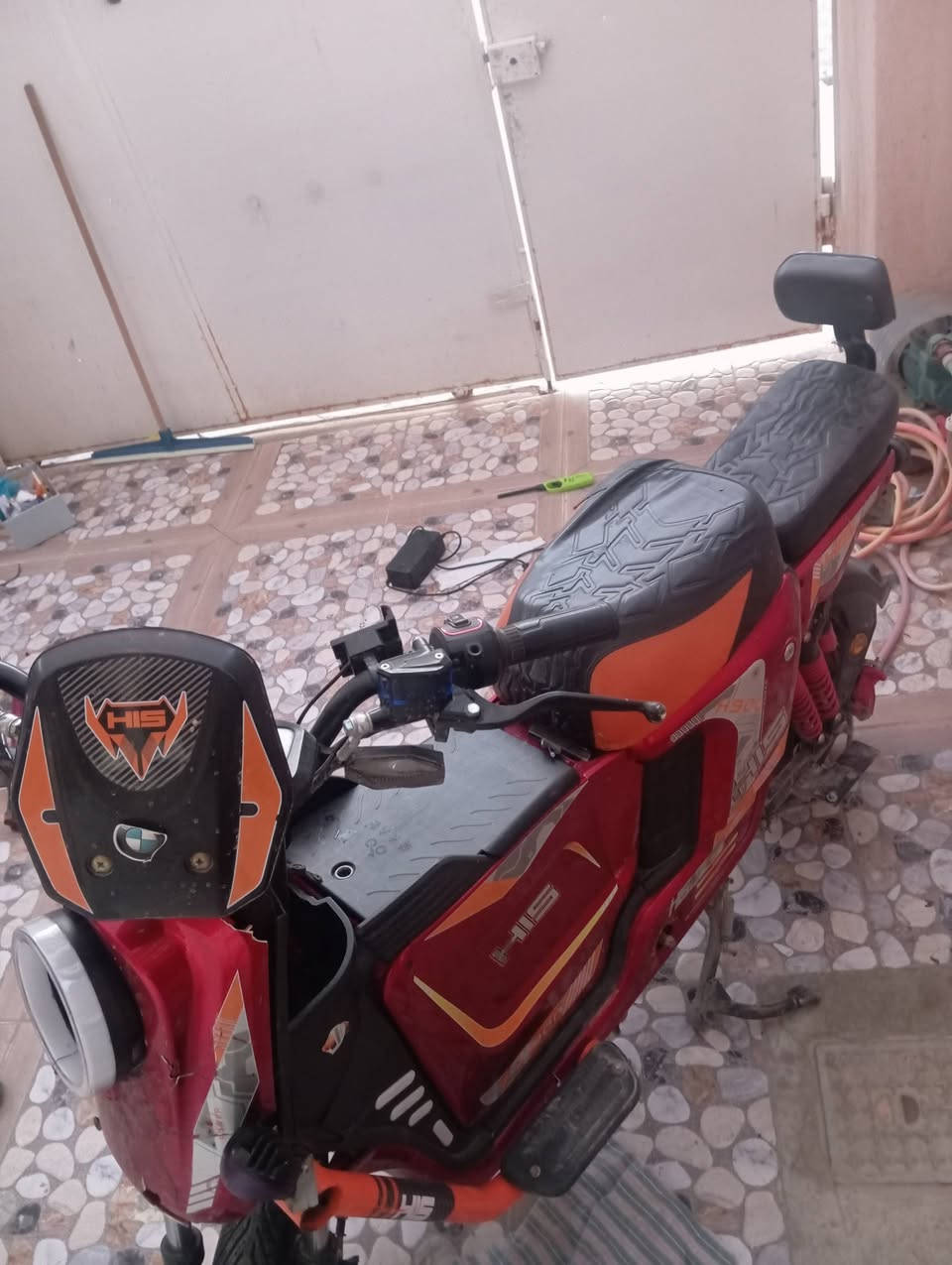 للبيع دراجه شحن نوع His x900ملف 200اربع سرع سرعته 100بل حقيقي 70 باتري5جديدات  2باتري احترك بيه واحد يشتغل يرادلك واحد باتري بس انطيك ياه بشرط لايت اشاير نضام بك بيه هم بس بيه من كدام حادت بصيط كفر بس شاصي مامكسور سعر 250بيه مجال لشراي فقط رقم ***********
