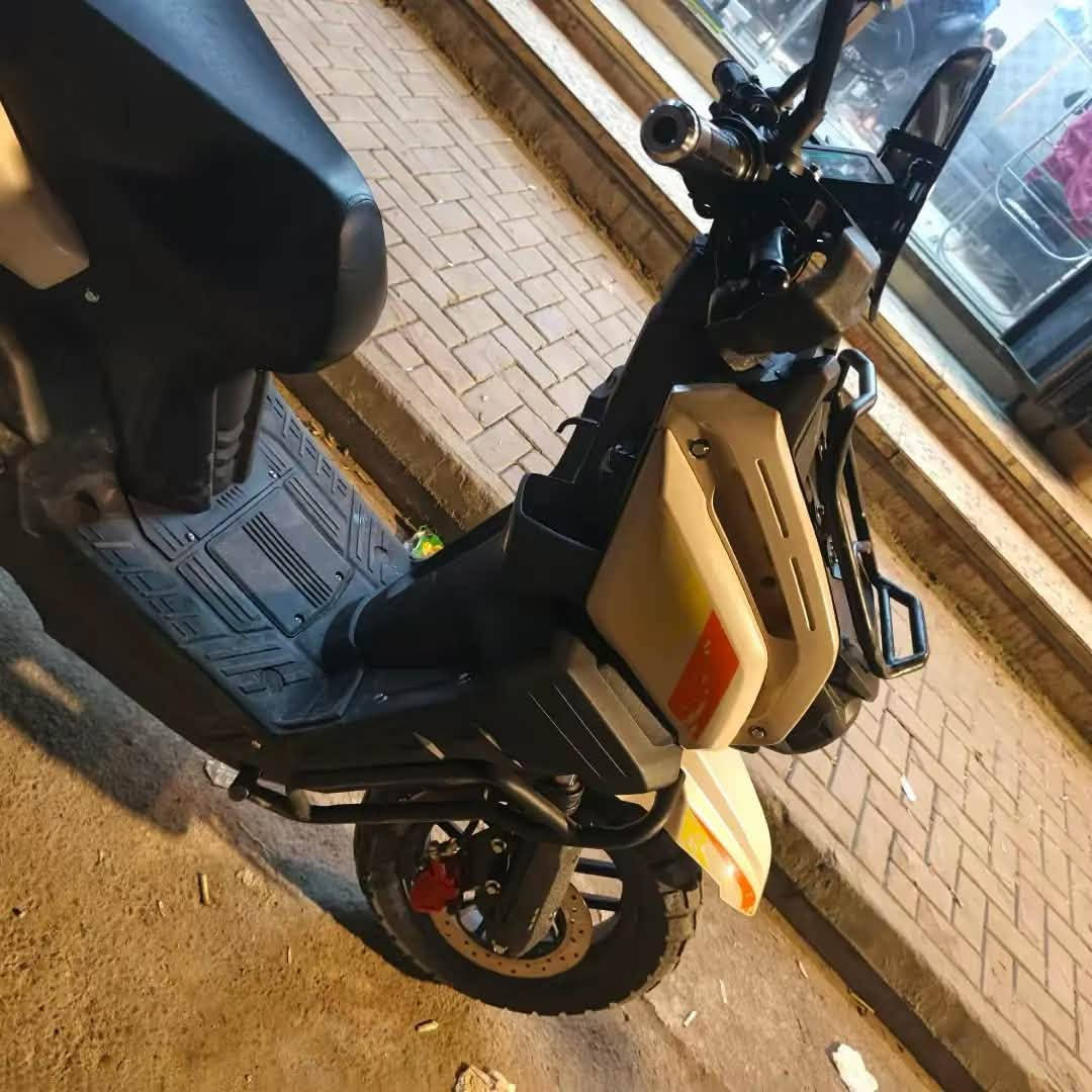 بطاريه ليثيوم 45امبير 72فولت
تمشي ب الشحنه 80كيلوحقيقي
ملف 3000واط حقيقي نحاس 
ضد الماء وتر بروف 
اشاير يمنه يسره 
لايت زنون عالي ناصي بالاضافه إلى بلوجكترات زنون يعني اليل نهار 
سرعتها 125حقيقي ب تطبيق ويز 
تجي نمرتين و وضع سبورت 
ماشيه 20كيلو 
وضع الأمان بارك 
تاير حجمه 14
جوزه قاطع دوره 
واقيه إماميه 
وقيات بريك 
بريك. حساس دهن 
الدبل. الخلفي غاز 
الدبل الأمامي دهن 
للاستفسار ***********العنوان بغداد الكريعات

