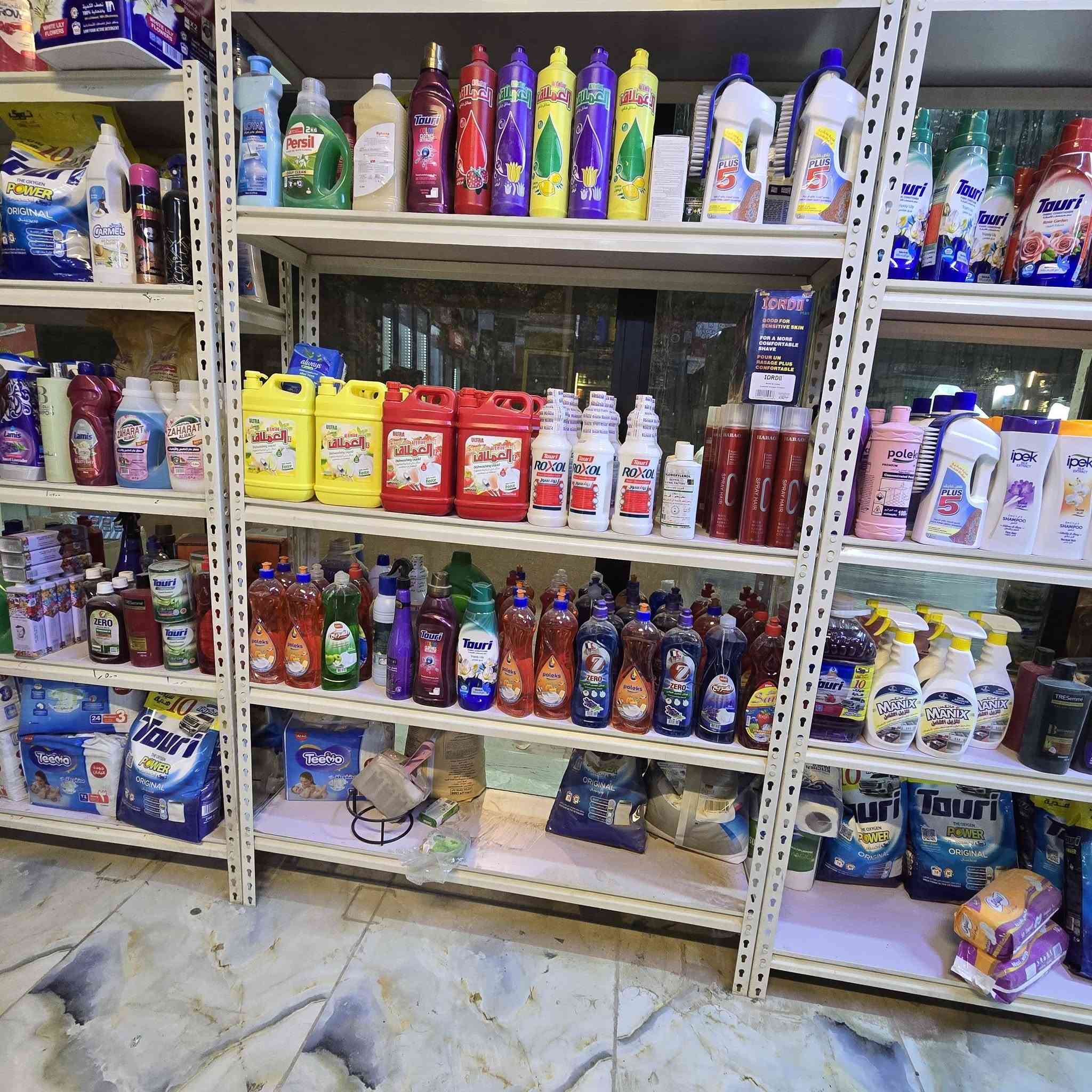 سلام عليكم يوجد رفوف حديد مع الخشب ما مستخدمات هواي للتواصل ***********
