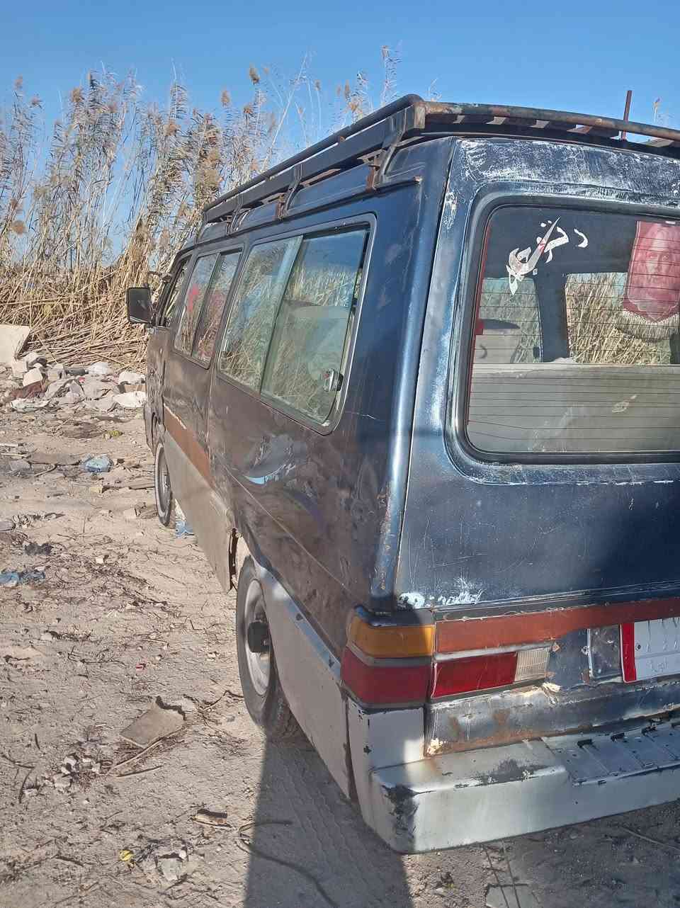 سلام عليكم سياره بسته للبيع ٩٥ السياره كير ومكينه واكسن مكفولات سنويه عضم عاج بس مكسوره عليها غرامات ٥٠٠ ينزل من سعرها مكاني نجف حي العسكري سعرها ٢٠ وبيه مجال  للاستفسار الاتصال على ***********
