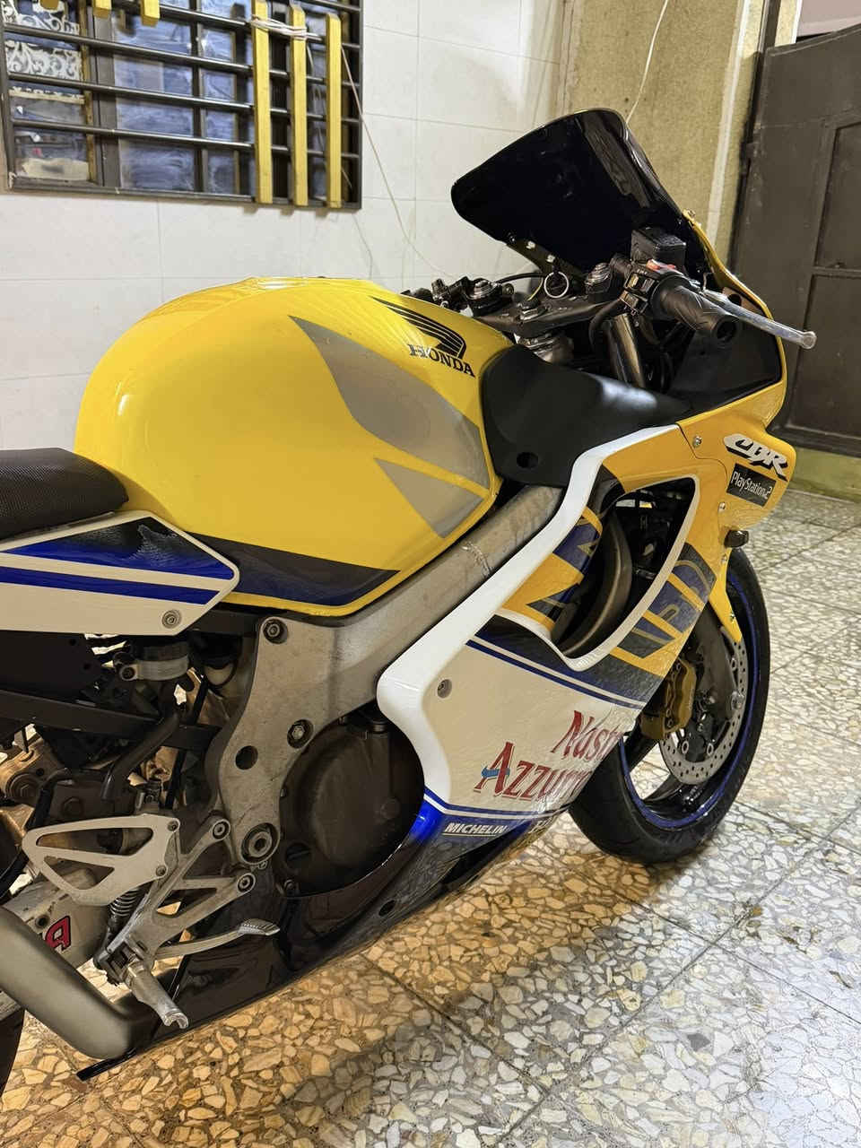 سلام عليكم
افوراي 2004 دراجة كفاله عامة عده الكفرات تجاري والاصليات موجودات بس تعبانات مكينه كفاله برغي ممفتوح بيها تايرات جدد باتري جديد الدراجة  نظيفة بدون اوراق
رايدها ب20 وبيها مجال قليل 
مكاني بغداد زيونة
*********** 
ماعندي خاص الي يريد يشوف الدراجة يتصل
