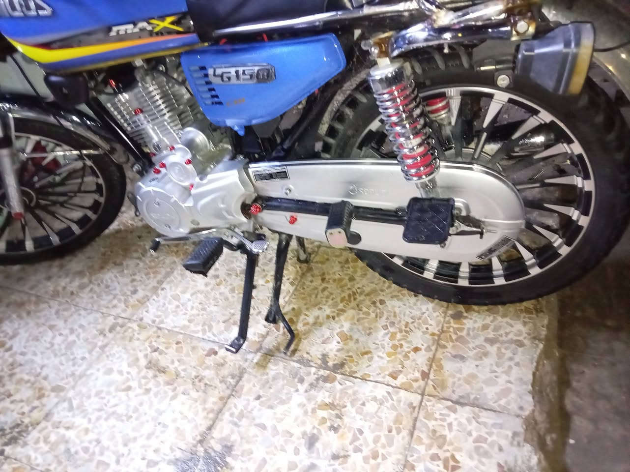 السلام عليكم شباب الدراجه مقفوله وبيها بس الشاشه عاطله مقفول الماكينه ما مفتوحه  علوان بغداد مدينه الصدر حي اور رايدها ب 850 وبيها مجال
***********
