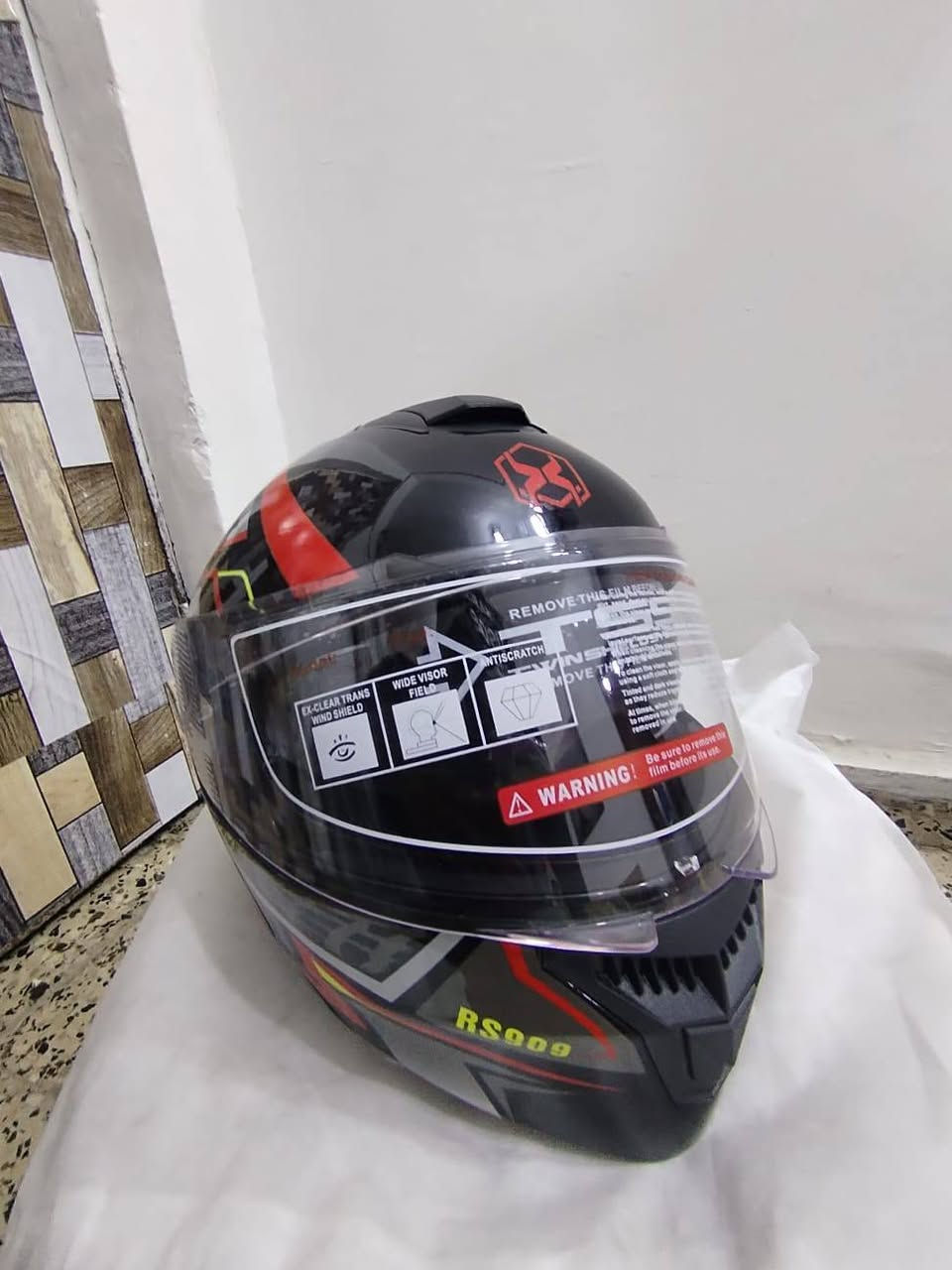 السلام عليكم خوذه جديده استعمال واحد ما مستعملها بعدها بلاسق شركه  بيها نشرات عاليه وبيها 3 اناير رماش وعالي وناصي جبتها ب50 الف كدامكم لوصل وطلعت صغيره عليه واريد ابيعها ب45 خوذه جديده كلش ***********
