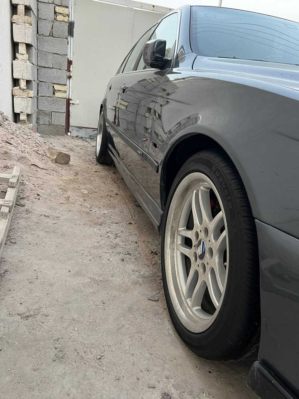 صلوا على النبي(ص)
صلوا على النبي(ص)

🚗 للبيع BMW E39 540i موديل 2000
السيارة رقم بغدادباسمي تحويل مباشر 

🔹 المحرك:
V8 سعة 4.4 لتر

🔹 الهيكل والكهربائيات:
 • السيارة مصبوغة صبغ عام للجمالية فقط(صورها قبل الصبغ موجودة)
 • الكهربائيات على وضع الشركة، ما ملعوب بيها

🔹 المواصفات الأصلية (بلادي):
 • بردات يدوية بالأبواب الخلفية
 • بردة جامة خلفية كهربائية
 • شاشة بلادي + CD Changer
 •  بلادي GPS
 • سبووفر نوكيا 
 • كشنات كهرباء مع ذاكرة 3 وضعيات لكرسي السائق
 • حساسـات خلفية
 • صندوك بصمة
 • مرايا جانبية شفط وضد التوهج
 • تبريد بتحكم منفصل يمين ويسار
 • دبل جام (نادر بهالموديل)
 • مراية وسطية ضد التوهج
 • Airbag

🔹 الإضافات:

 • منظومة LED :
ناصي أبيض 
عالي أصفر + ليزر ابيض
💰 سعرها 400$

 • سوارات LED حمر 45 واط
 • فان كهربائي مع كارت للحفاظ على الكعربائيات بدون جطل ووايرلت زايدة 
 • سبايدر خلفي سلّم
 • منفذين كزوز (واحد حقيقي + واحد شكلي)
 • لحية امامية
 • دوسات جانبية عمل خاص شغل مميز💰 كلفت 200$
 • ستيرن X6
 • عدادات X6 ملونة (متوافقة بدون أي مشاكل)
 • قبضة گير كوبرا
 • صاجية گير كاربون فايبر M5
 • كفر دسكـات أحمر بريمبو

🔹 M Package بلادي:

 • جاية من الشركة بكت M5 خارجي

 • غرفة M5 لون رصاصي

 • ويل M5 تو سايز

 • نوزلاتها تعبانه انطيك شجرة كاملة جديدة مال گصة وياها

🔹 الصيانة :

 • بلكات جديدة

 • فيتبم جديد

 • فلتر بانزين جديد

🔻 النواقص (بكل وضوح):

 • ايرفلو يحتاج تبديل

 • حدادية خلفية

 • دفيوزر خلفي بي كسر

 • فطر بالدعامية الأمامية من جهة التاير عكس السايق
السعر 130$

اي شي تحب تعرفه هذا رقمي وتدلل وتشلع عيوني 

***********

