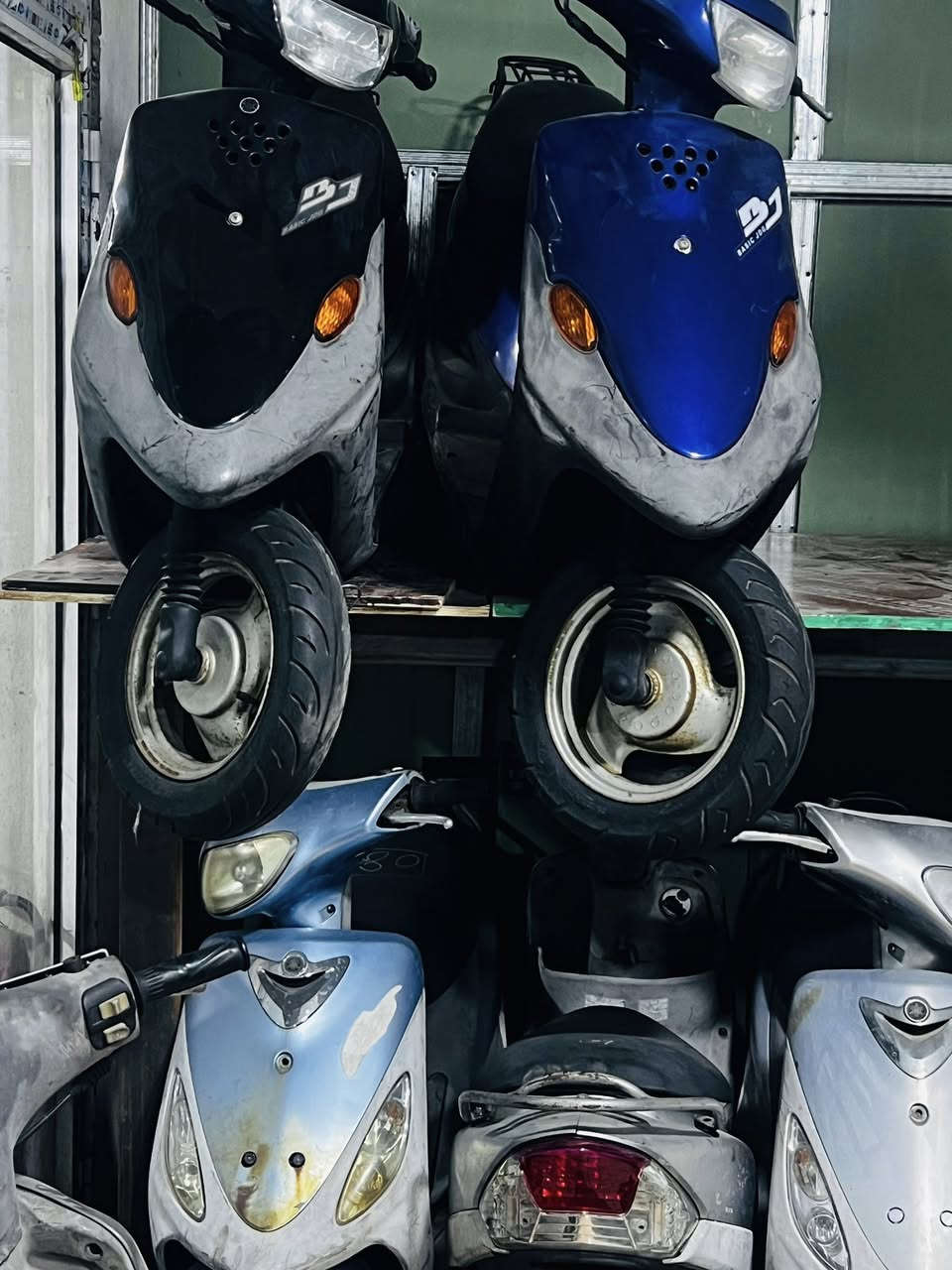 اسعار تفليش
ماكس منغولي ٩٥٠ 
ماكس عدلة/مليون 
بيجي اللون /٩٥٠
رصاصي اسود/٩٠٠

لحكوو يابلاش العنوان حي الجمهوري خلف المنتزة 
***********
