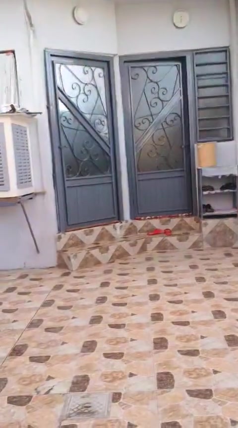 الدار للبيع في كوكجلي خلف سوق المعاش  المساحة 100متر بيت كامل 
***********

***********
