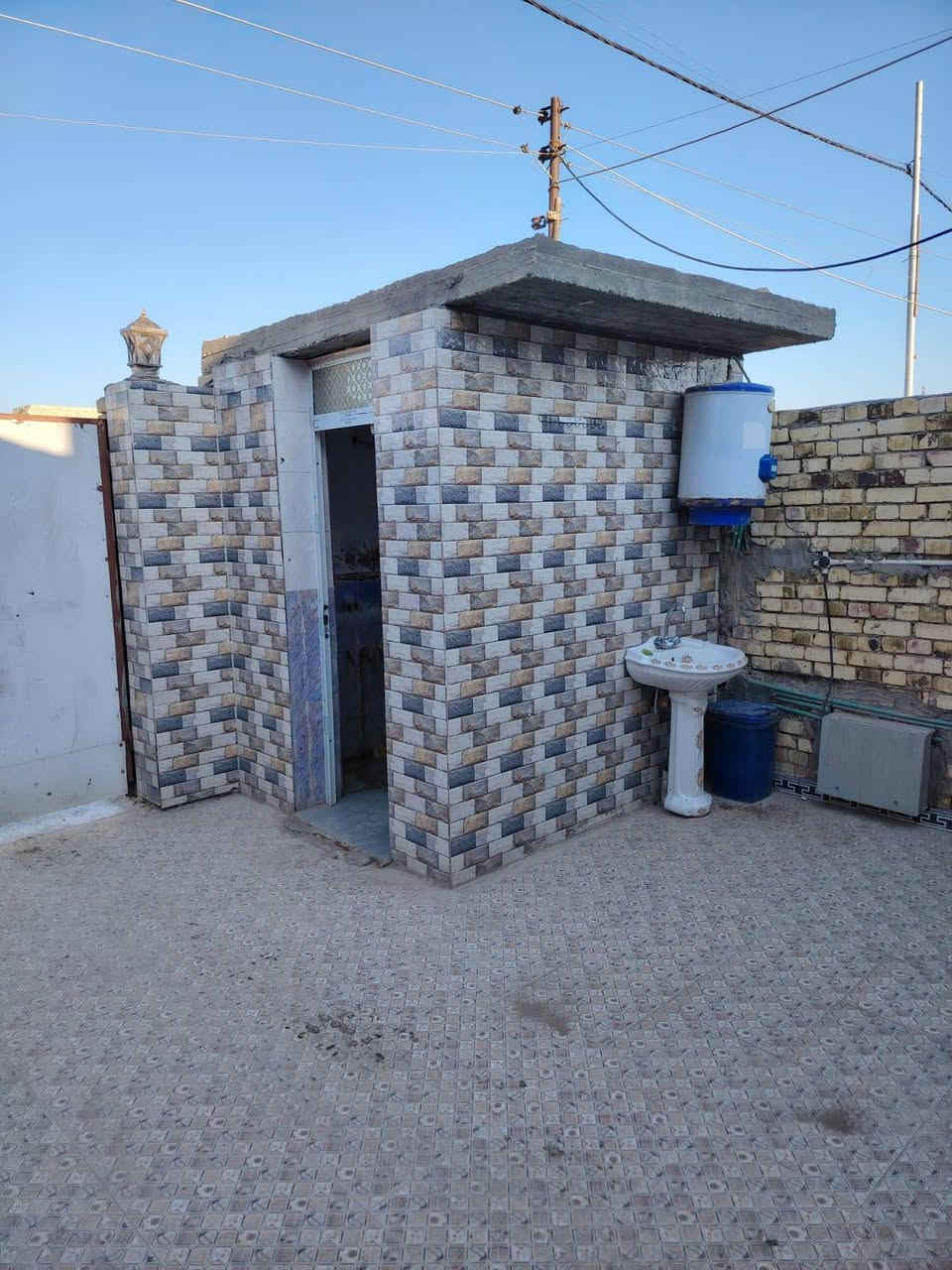 السلام عليكم بيت للبيع   المساحه ٢٠٠ شارع العريض الرئيس يربط شارع الحي مع شارع النفط
البيت كامل تطبيك سيراميك الاستقبال ديكور صحيات داخلية وخارجيه ٢ نوم 
***********
السعر ٥٥ وبيه مجال
