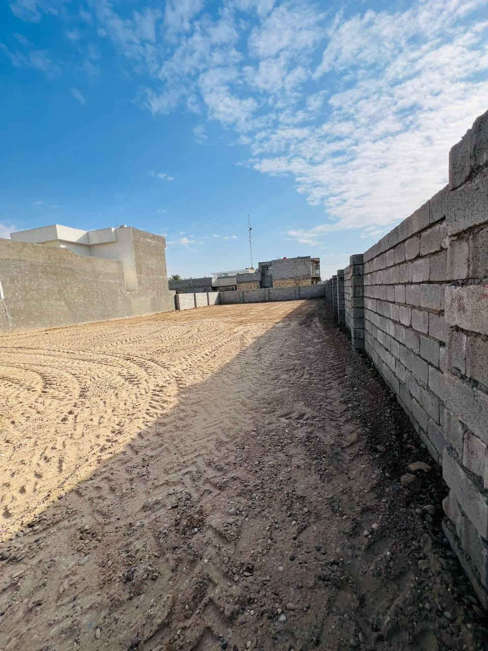 #للاستثمار 
ارض مساحتها 714 م مربع 
الواجهه 17 م والنزال 42 م
متوفره فيها كافة الخدمات (ماء / كهرباء / تبليط )

#مكتب_اليقين_للعقار
***********
***********
***********
