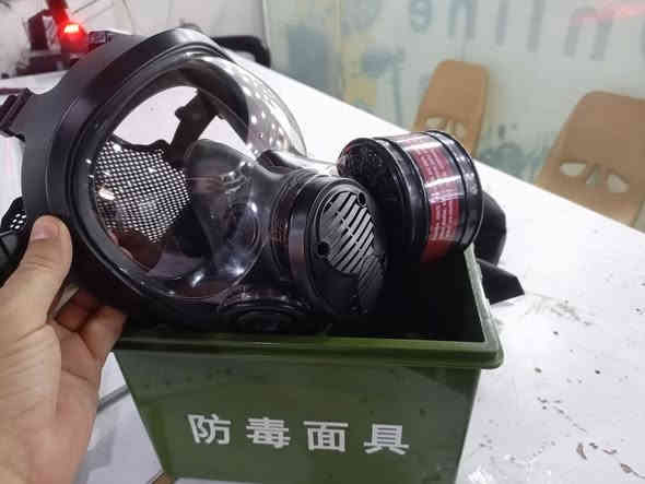 كود 61507
قناع حماية من الغبار و الغازات السامة و الكيمياويات يستخدم لحماية الغبار و دخان الحرائق و مواد صناعية و الزراعية القناع مريح للوجه تجي وياه فلتر حجم كبير 
سعر: 60 الف 

للاستفسار راسلنا على ماسنجر أو واتس اب 
***********
***********
متوفر توصيل لكافة العراق 5 آلاف
