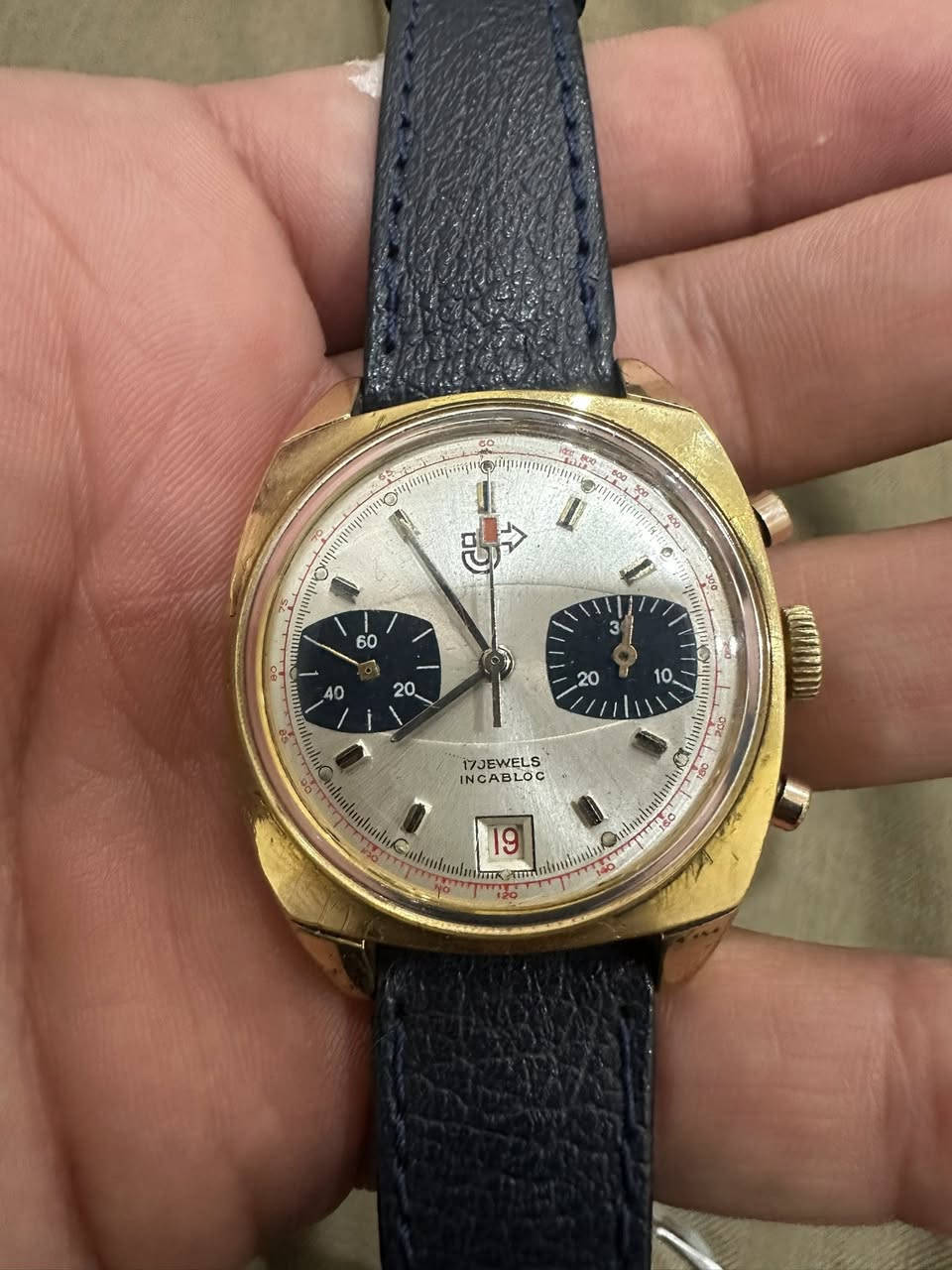 ساعة عنكبوت سويسري تكويك ١٩٧٠
قطر ٣٨ 
طول ٤٤ 
شهري مميز عل رقم ستة
 مينا باندا لونين  
٣٧٥$ 
***********
