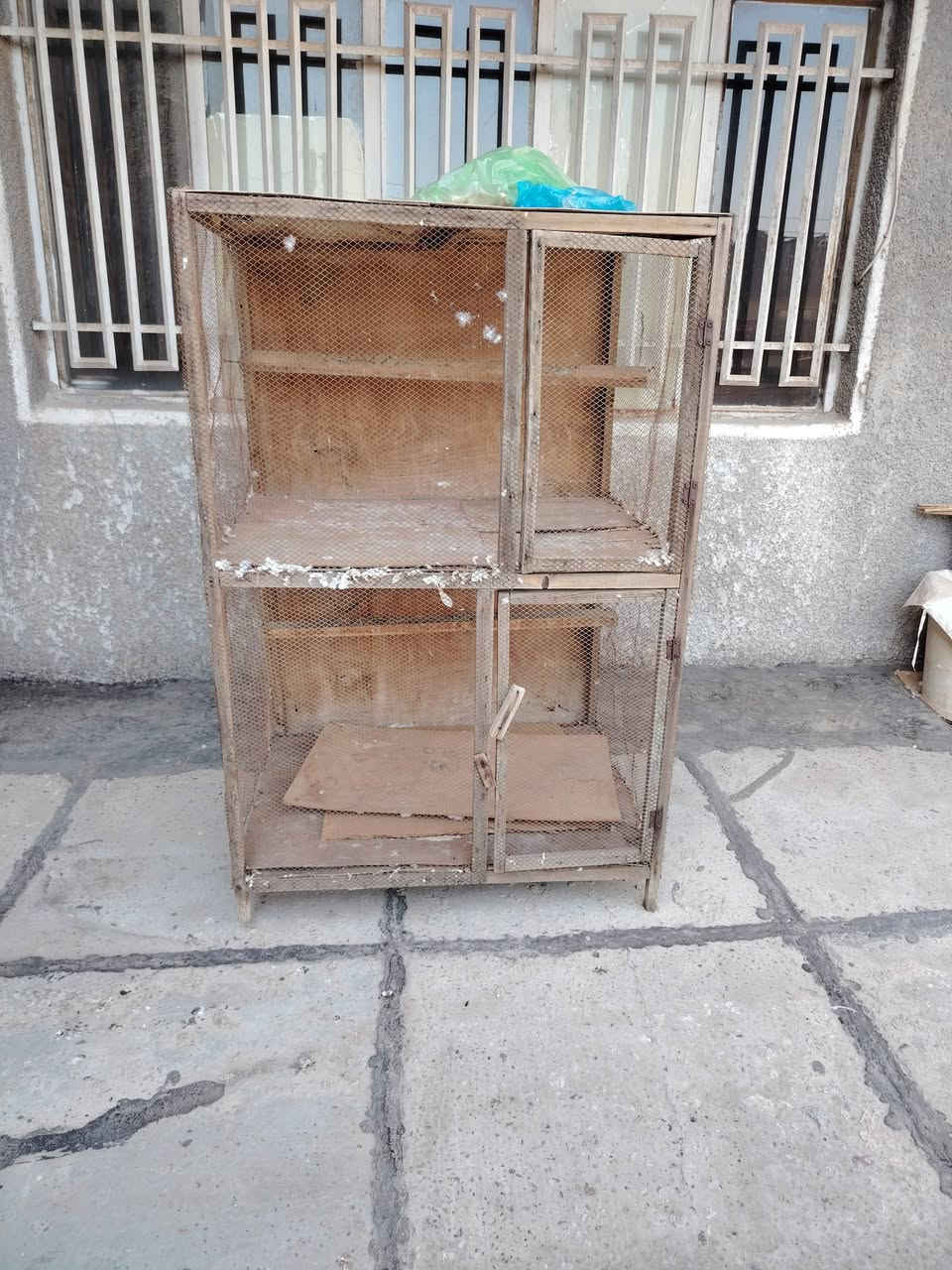 خانة الارتفاع ١٣٠ النزال ٦٦ العرض ٨٥ مع مناهل صغيرة ٢ مع سلات ٢ بغداد حي أور *********** السعر ٢٥ ألف
