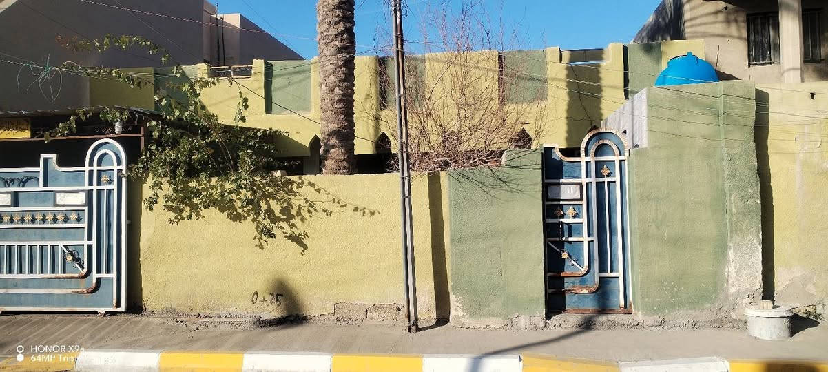 السلام عليكم للبيع دار سكن المساحه ٢٤٠ متر بصف الركن وجه ١٢ ونزال ٢٠ 
قرب جامع وائل طابق واحد للاستفسار
 ***********
***********
