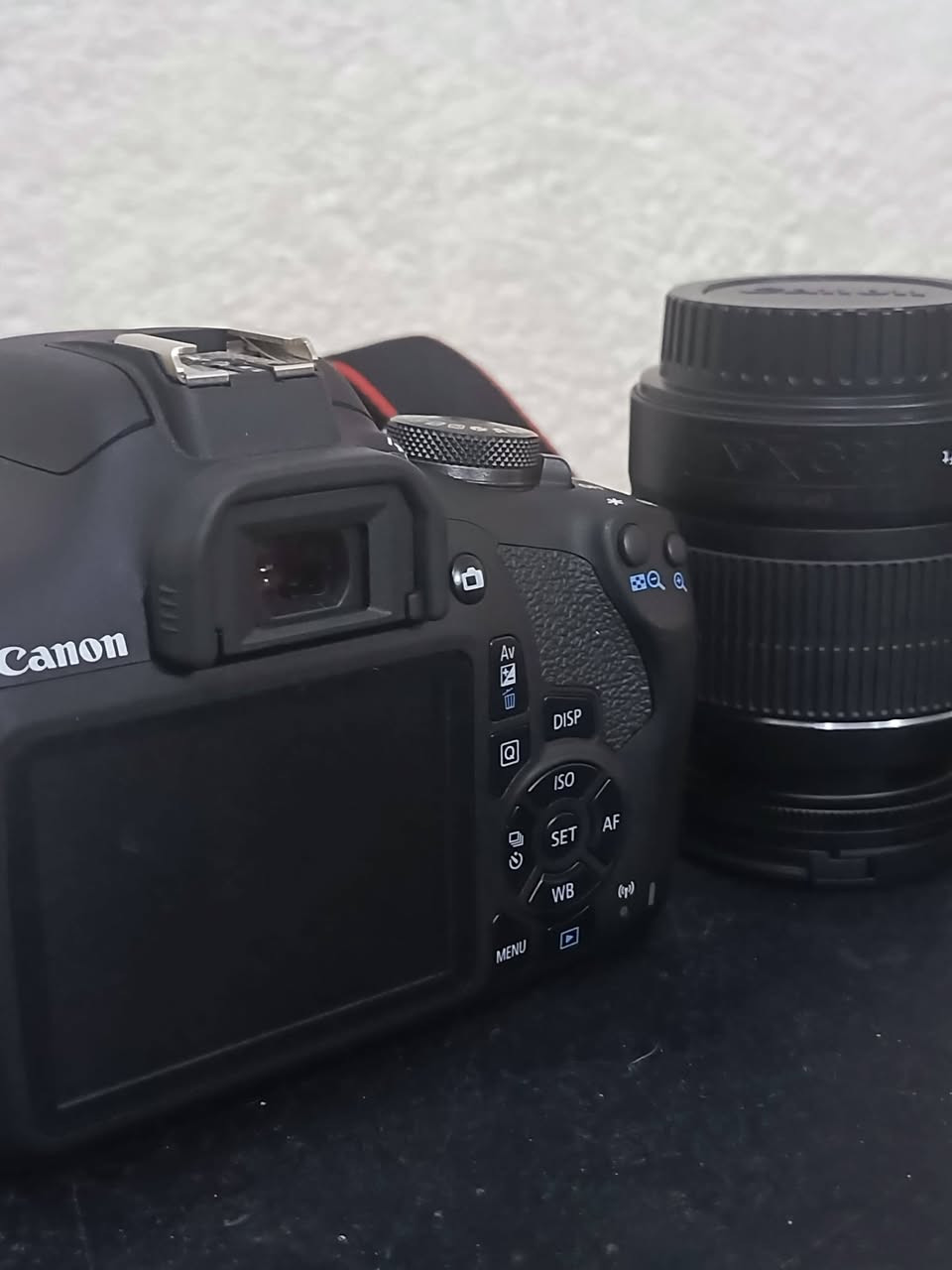 كاميرا Canon EOS 2000D
جديد ما مستعمل السعر 425 
مكان.      ناصرية 
الرقم واتساب ***********
