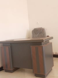 ميز مكتبي كامل نظيف استعمال قليل ب٣٠٠ وبي مجال للشراي عنوان بغدادالجدي...