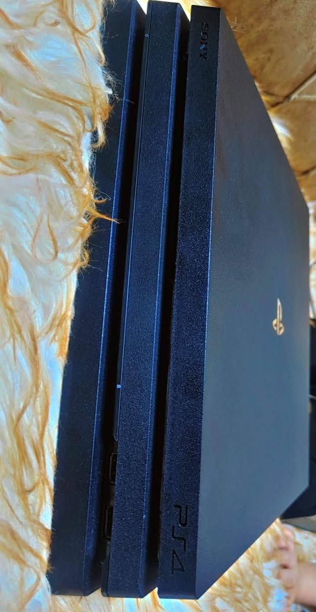 🎮 للبيع Sony PlayStation 4 Pro 
📦 المواصفات:
جهاز PS4 Pro
سعة التخزين 1TB
 4K
نظام 13.2 قابل للتهكير
يد تحكم PS4 + يد تحكم PS5
كيبل كهرباء
كيبل HDMI
🎮 الألعاب والحسابات:
قرص GTA V مع حساب قوي  داخل GTA Online
FIFA 25 ( PS Plus)
God of War Ragnarök ( PS Plus)
Horizon Forbidden West ( PS Plus)
Detroit: Become Human ( PS Plus)
Fortnite
eFootball 2026
Fall Guys
وألعاب أخرى كثيرة
💰 السعر: 330 
📍 المكان: الموصل – حي العامل


**إذا كنت صاحب هذا الإعلان وتريد حذفه لأي سبب، رجاءا أرسل رسالة إلى الدعم الفني**