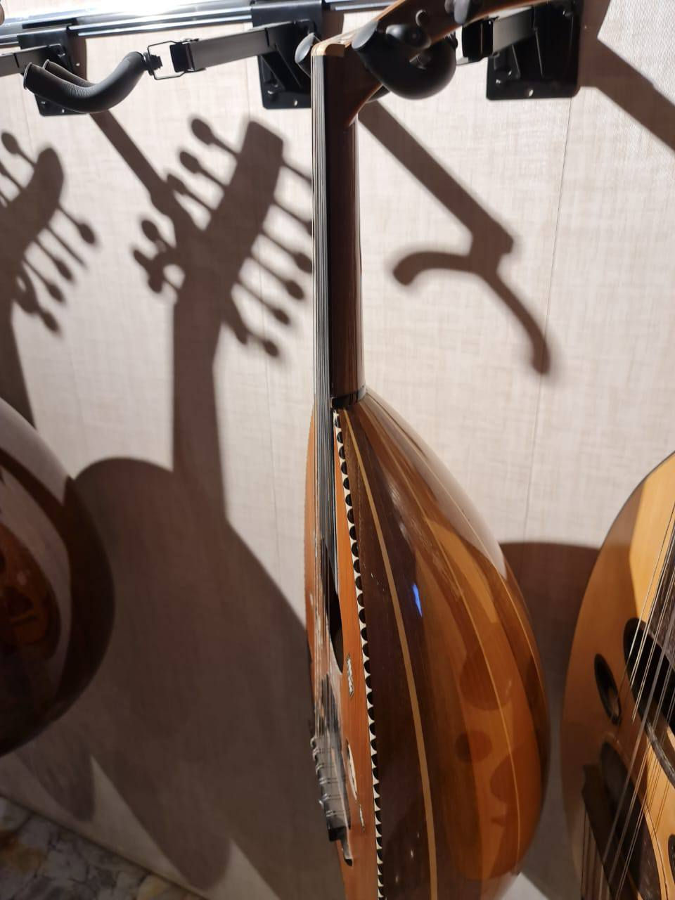 عود صناعة علي غدير 
الوجه سيدار 
الضهر جوز وزان
السعر ٥٥٠
واتساب ***********
مكان كربلاء 
اتصال***********
اوتار جديده لابيلا قبل ١٥ شديتهن
