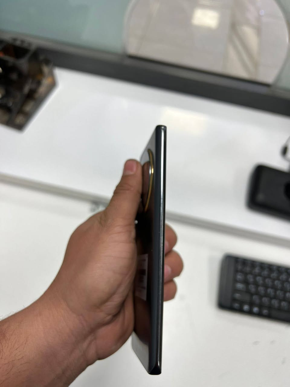 السلام عليكم ... للبيع 
هونر x9c 
استخدام قليل نظييف كلششش 
ذاكرة  256 
دبل شريحةة 
بي فقط  مشكله بسيطه بالكامره
باقي كله مكفول وشغاللل 
بصمة وجهه اتصال نت فرمت حدث كل شغال 
السعر. 325 وبي مجال او مراوس ب ايفون 
المكان " بابل 
***********
***********
