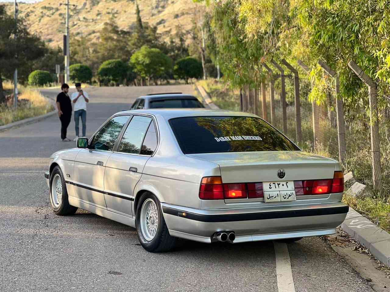 BMW 525 iA 1992 
سەیارەکە لە ٢٠٠١وە لای خۆمانە بە ناوی خۆشمانە 
فول فولە بەس سلاید نیە بیلاد 525 تۆماتیکە چوار جام کارەبایە تەبرید ساردو گەرم مەزبوتە سوکان کارەبایە چوار ویل حەسیری بیلادی لە ژێرە لۆک تایە ٢٢٥ لۆک بێدەعمە سەیارەکە چەکوچی پێوە نیە کامل بۆیاخ کراوە بۆ جوانی بۆ عەیب مەگڕێ دینار مەسرەفی تیا نیە تەحویل وەکالە بەشەرت گێڕو مەکینە بە شەرت موسو بڕاوە بە شەرت   لەکۆیەم
***********وەتسئەپ و ڤایبەریشی لەسەرە. كويسينجاك, أربيل
