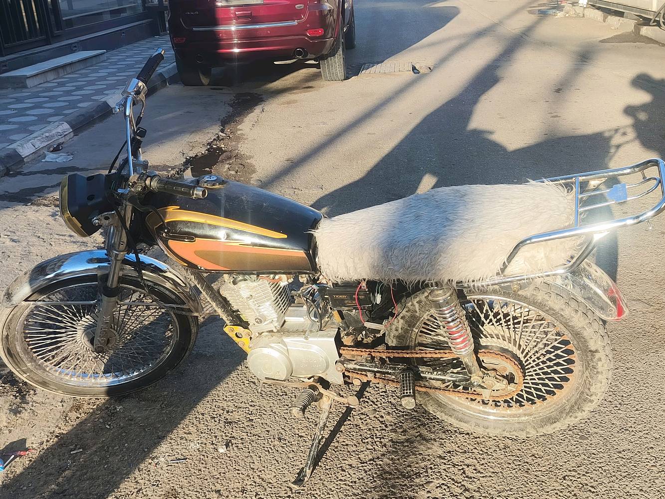 دراجة نارية بحالة جيدة، جاهزة للاستخدام اليومي. تم تغيير البطارية مؤخرًا ويوجد غطاء جلدي للمقعد لراحة إضافية. مناسبة للي يريد وسيلة نقل سريعة واقتصادية.