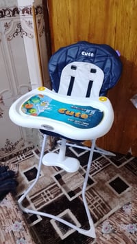 عندي كرسي مال اطفال بعلو ميز طعام جديد صالي 4اشهر من شتريته وعل حطيته ...