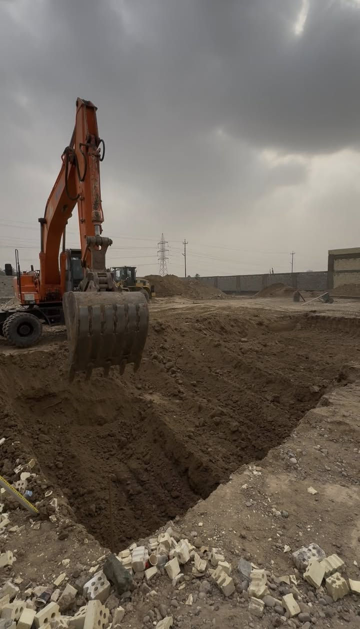 📍 أعمالنا اليوم | بغداد – عرب جبور

تم بحمد الله تنفيذ أعمال حفر وضبط منسوب مسبح بإشراف مباشر 👷‍♂️📐

🔹 قياس المسبح:
5 × 11 متر

🔹 الأعمال المنفذة:
✔️ تحديد منسوب الحفر باستخدام جهاز Level
✔️ إعطاء مناسيب مسبح الأطفال والجلسات بدقة
✔️ عمل Slop هندسي لضمان التصريف الصحيح
✔️ إعطاء وزن السبيس والبلاندك (صبة النظافة)
✔️ ضبط الأعماق الصافية قبل التنفيذ

📐 حفر المسبح مو حفر وخلاص… المنسوب هو الأساس

كثير أخطاء تصير بالمسابح بسبب الاعتماد على العين أو القياس العشوائي،
والنتيجة:
❌ فرق منسوب
❌ مي راكدة
❌ مشاكل تشطيب لاحقًاً

📞 للاستفسار وأعمال: ***********
ضبط مناسيب – حفر مسابح – أعمال مساحية
مهندس مساحة
