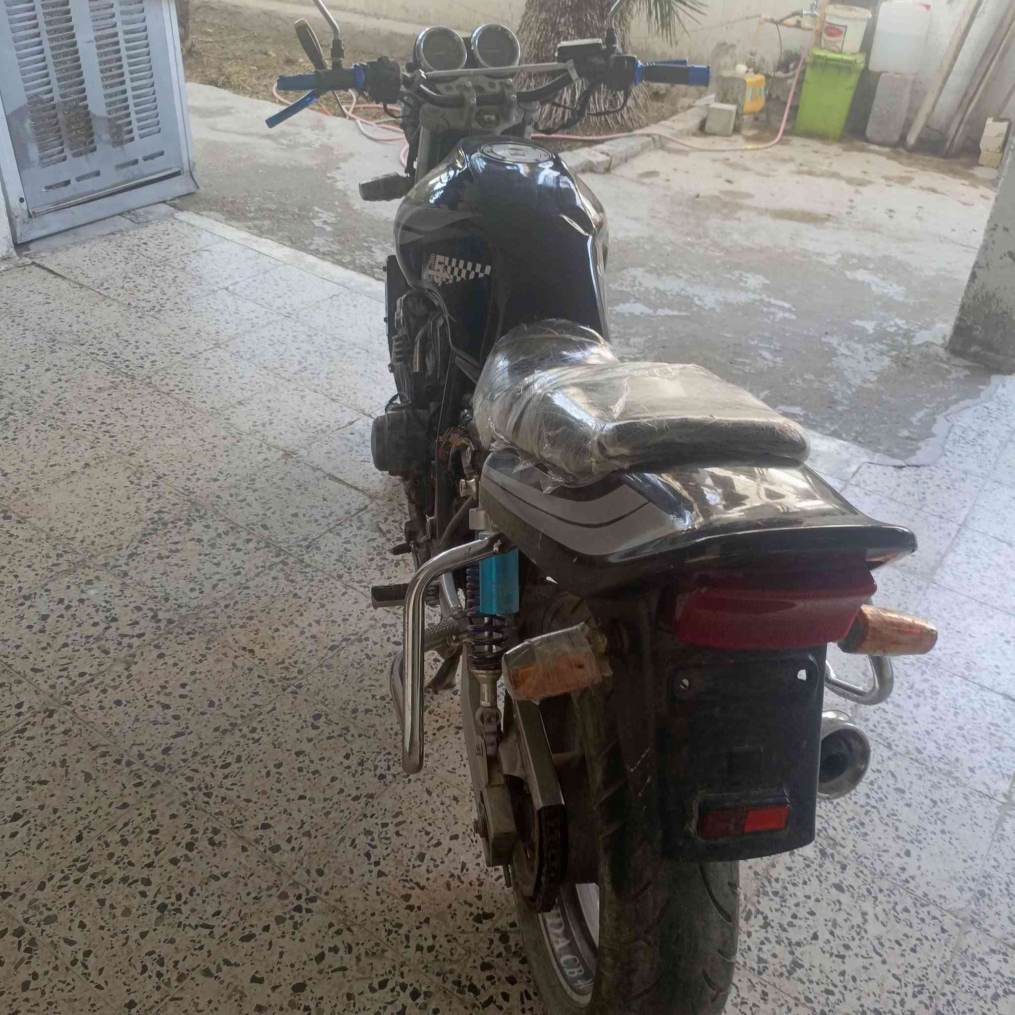 السلام عليكم دراجه سيبي 400 جيل الاول 16 ولف دراجه شغاله بس بيه شويه نقوصات للبيع فقط سعر 900 وبيه مجال بسيط تواصل واتساب ***********
