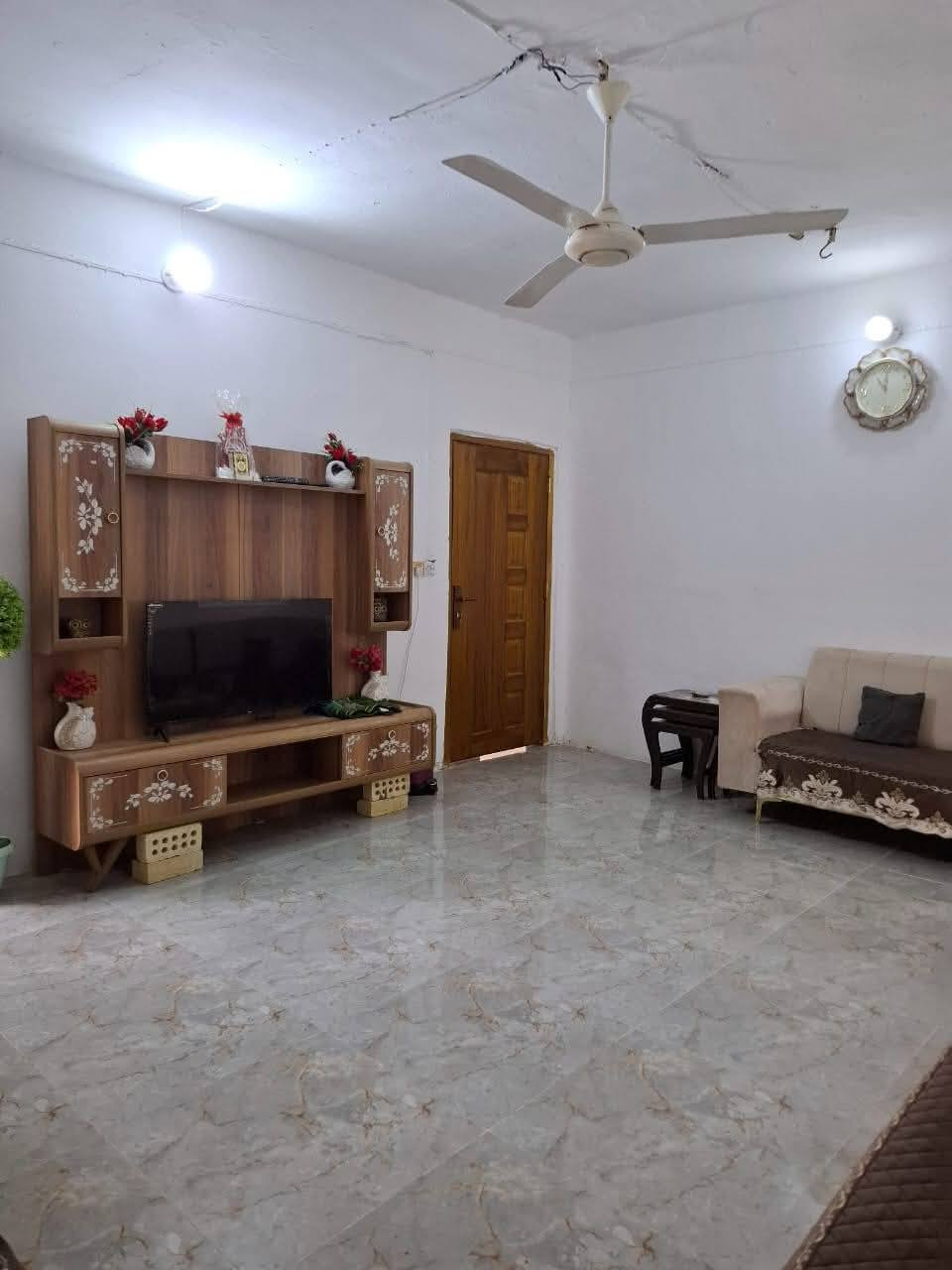 دار للبيع زراعي مقابل عمارة فلاح
#بداية شارع المطار خلف التجاري 
#المساحة 250 متر عگادة 
ترميم جديد 
#يحتوي على : 
غرفتين نوم +استقبال+مطبخ+ صالة+مجمع صحيات داخلي وخارجي 
للإستفسار عن السعر وباقي التفاصيل 
التواصل مع مكتب 
#قمة_الأرض_للعقار_والمقاولات_المحدودة 
***********
***********
