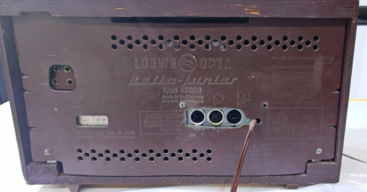 راديو قديم من طراز Bella Junior ، وهو من إنتاج شركة Loewe-Opta الألمانية في الفترة ما بين 1962 و1963.  قياس36سم × 21سم × 16.5 سم نظافة 95% للاستفسار الاتصال على الرقم *********** توصيل جميع المحاقظات
