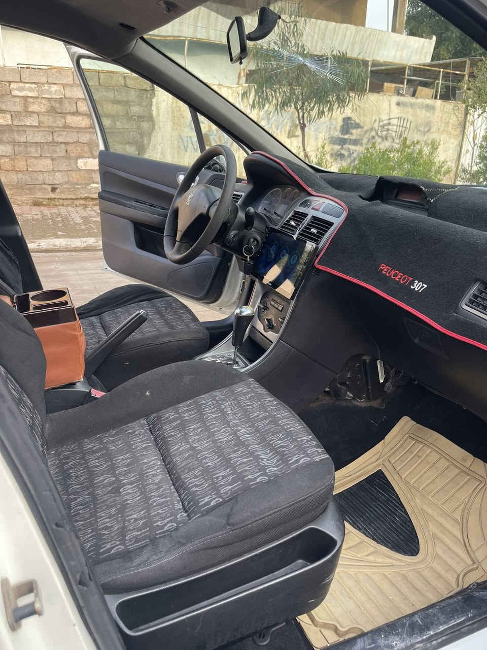 بيجو فرنسي 2004 
رقم بغداد مشروع وطني مسوي هزه جديده باركود 
گير شرط محرك شرط 
بريك ABS
مكان سياره كركوك 
سعر 43 $
رقم تلفون ***********
