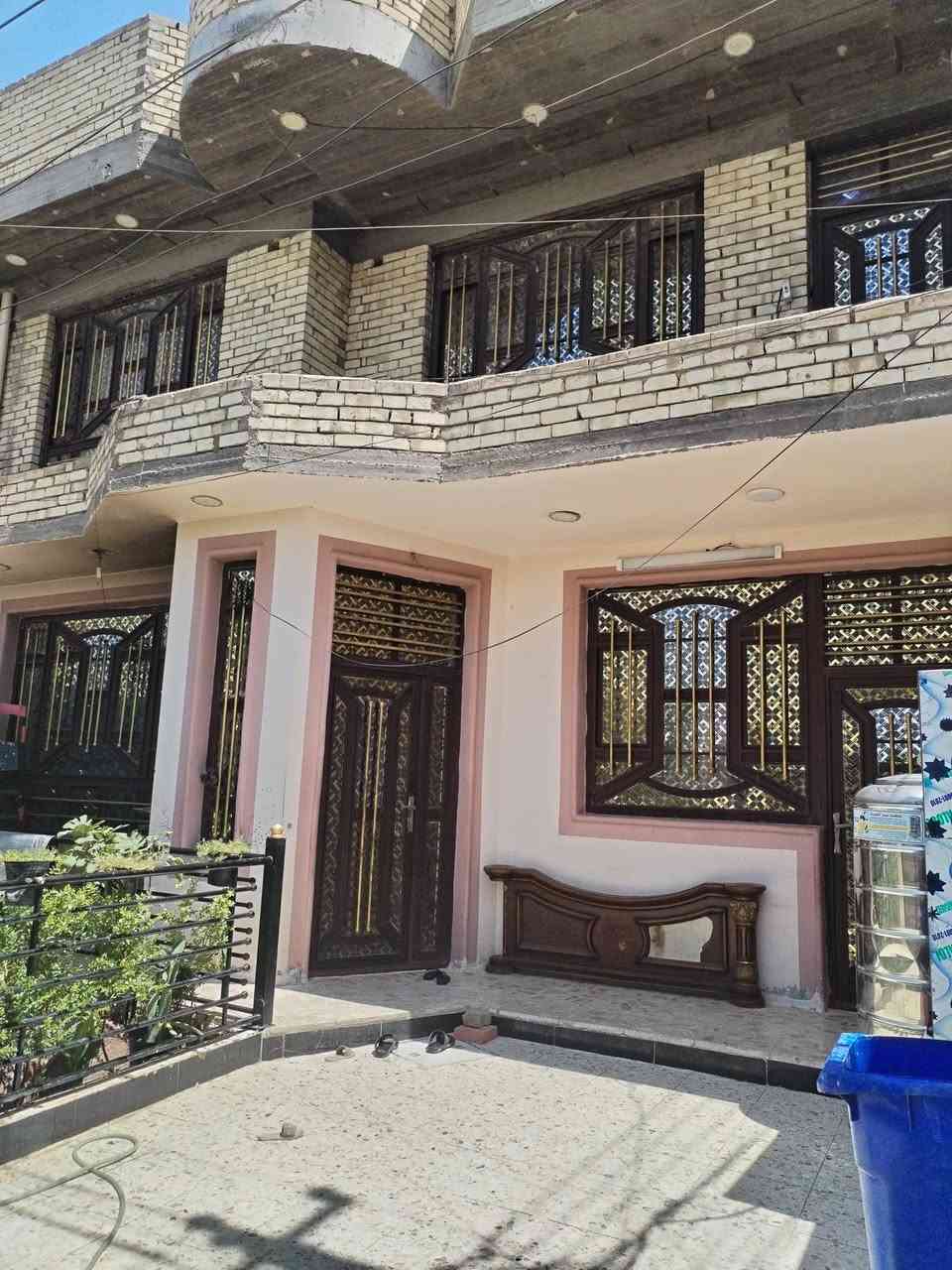 السلام عليكم
دار للبيع طابو صرف المساحه  190 واقع حال بس بالسند 150 متر بناء حديث 2024  كامل مكمل مابي نقص غير واجهة البيت 

الطابق الأول استقبال وغرفه  ومطبخ وصاله و حمام و مطبخ حار

الطابق الثاني 3 غرف وصاله وحمام  العنوان بغداد جسر ديالى حي الحكيم قرب ملعب اسلام  الاستفسار الاتصال على الرقم ***********
