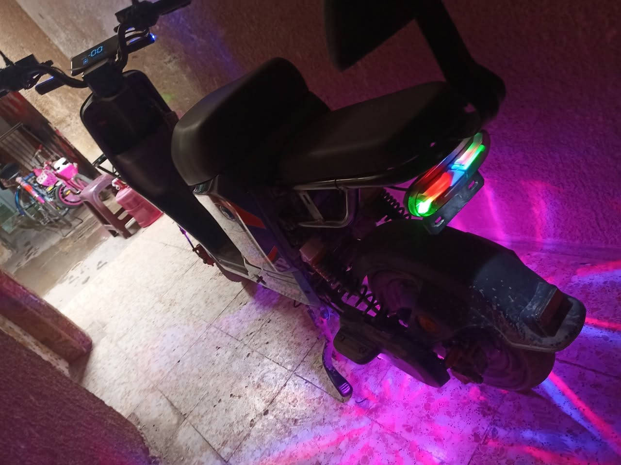 السلام عليكم 
دراجة شحن R9للبيع 
دراجة نضيفة استخدام شهرين 
5 بطاريات كبار 
ملفها 2000
32 امبير 
سرعتها 99 
يجي 2مفاتيح 
و2 كارت 
للاستفسار الاتصال علئ الرقم ***********
