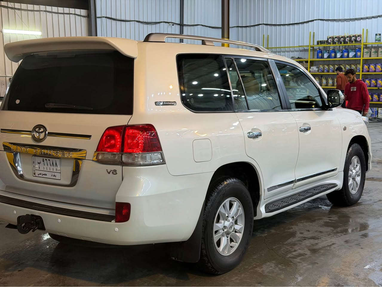 السلام عليكم 
لاند كروز موديل 2011 ستينيه كفاله من الضربه رقم بغداد 
ماشيه 270 كيلو السياره مال جناي على أيد وحده جديده ونظافه فوول السعر 35 الف للاستفسار *********** ناصرية, ذي قار
