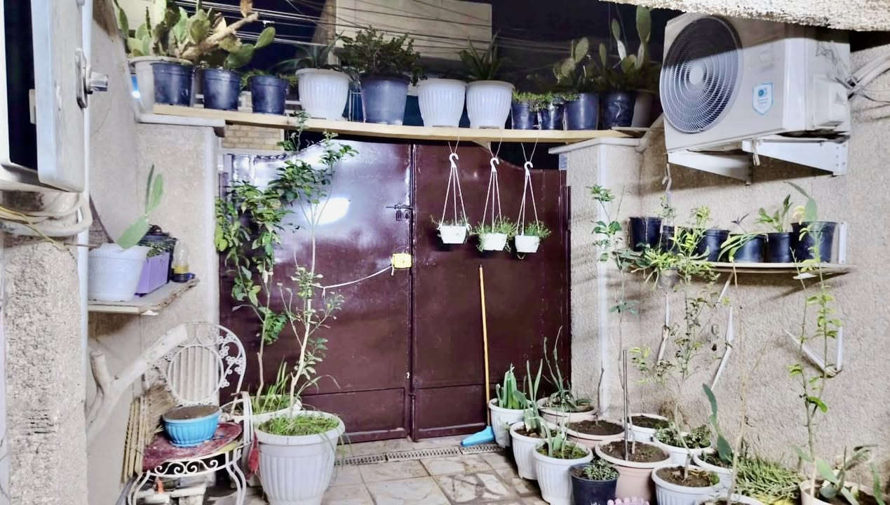 ملاحضه / العنده عقار 🏡#للبيــــــع ويريد يبيع #دزونه كافه التفاصيل العقار مع ذكر السعر وصور للعقار ورقم التلفون ☎️وان شاء الله باقرب وقت ينباع ان شاء الله🤲❤️
—————————————————————————

🔸 مشتمل للبيع طابو صرف مناسب جدا✅
 90متر  الواجهه 4 م والنزال 22،5 م 
بناء سنة 2020 تسليم🔑 درجه اولى كامل مكمل 

🔸الطابق1️⃣ كراج واستقبال ومطبخ حار وبارد وصحيات    
  وغرفه نوم جوه 
 الطابق…2️⃣ غرفتين نوم وصاله وبلكونه وصحيات كذالك                 الطابق ...3️⃣بيتونه وسطحين

 البناء كله ممتاز ودرجه اولى ونضيف مرتب 
🔸موقع الدار ممتاز جدا📍الشعب شارع الصحه منطقه الحزائر قرب المثلث (شارع عريض وتبليط حديث)

+مناسب لحك قبل لاينباع ملاحظه اذ تحب تاخذه وتستثمره اجره الك ب600الف ايجار سريع  
🔸السعر: 130 وقابل للتفاوض 

مكتب ابو علي الدراجي للعقار 🏛️
 الشعب-نهايت شارع الصحه-مقابيل كرزات ركن الصحه 
***********📞
***********📞 ‭
‭***********‬📞
