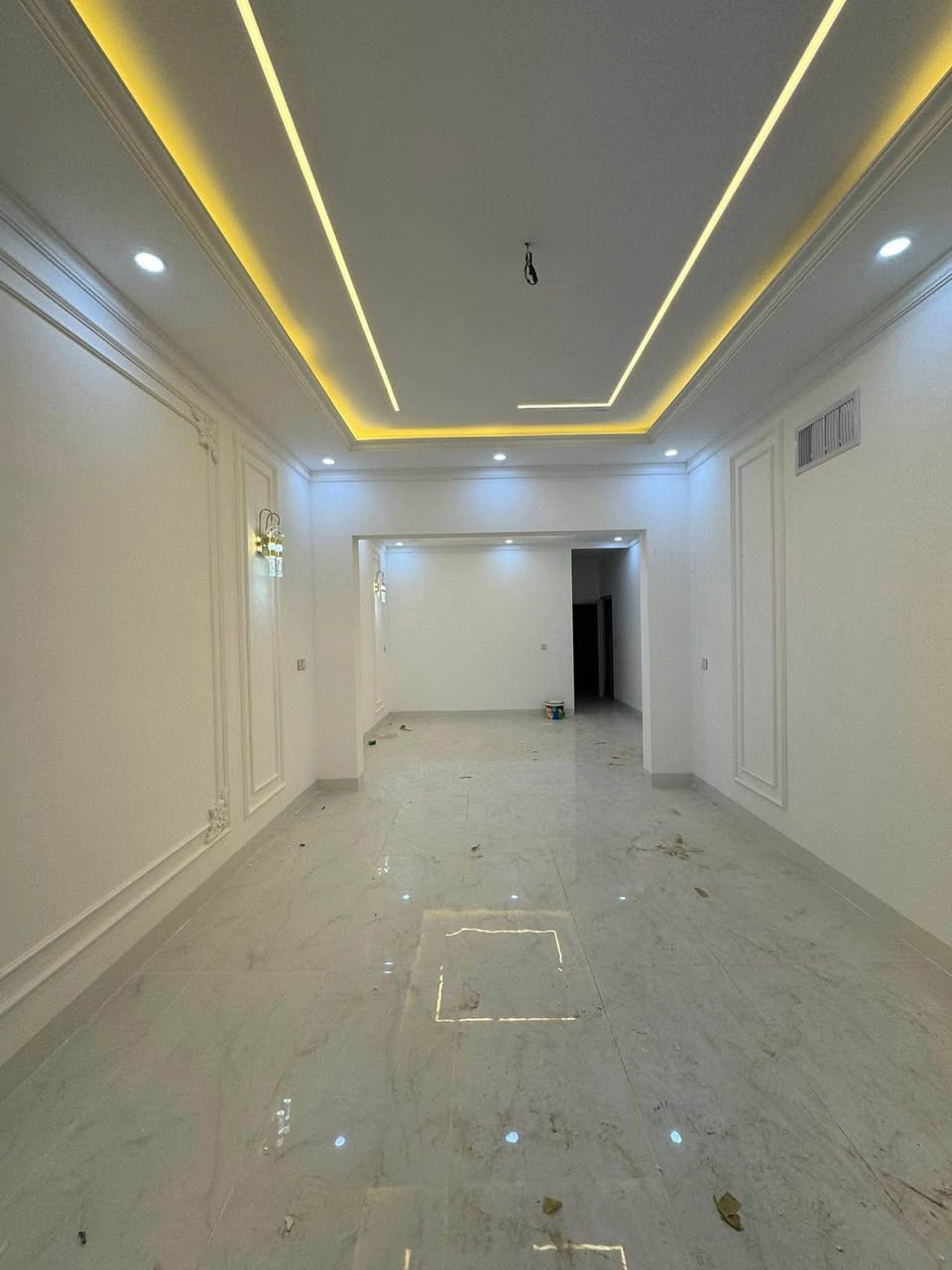 إعلان رقم ( 488) 

منزل الأحلام بانتظارك.. تصميم عصري وفخامة تلبي طموحك
إذا كنت تبحث عن الأناقة، واستغلال المساحات الذكي، والتشطيب "الديلوكس"، فهذا العقار مصمم خصيصاً لك ولعائلتك. شاهد تفاصيل الفخامة في الصور المرفقة

#العنوان كركوك - #حي_الدولار - خلف عمارة الجدوع 

 المساحة: 150 متر مربع (مستغلة بالكامل بذكاء هندسي).

 الواجهة: 7.5 متر بإطلالة مودرن وإضاءة ليلية ملكية.

 عدد الغرف: 4 غرف نوم واسعة ومريحة تناسب العوائل.

 المطبخ: نظام (حار / بارد) لعزل الروائح والطبخ براحة تامة، مع تصميم مفتوح يعطي اتساعاً للمنزل.
 أبرز المميزات:
 أرضيات وديكورات داخلية حديثة مع إنارة مخفية (LED) تضفي لمسة من الدفء والجمال.
 حمامات ومرافق صحية مجهزة بأحدث التصاميم العصرية.

العقار #حصرًا لدى مكتبنا 
بأمكانكم عـرض عقارتكم لدينا سواءً كانت #بيــع أو ايـجـار 

للاستفسار
 الاتصال *********** رشوان المفرجي 

 يتوفر واتساب - تلكرام  

او مراجعة مكتب [ البيرق للعقار ]حي عدن سايدين مدينة العاب كركوك  قرب جامع تحسين صوراني مقابل ثانوية امداد للبنات
