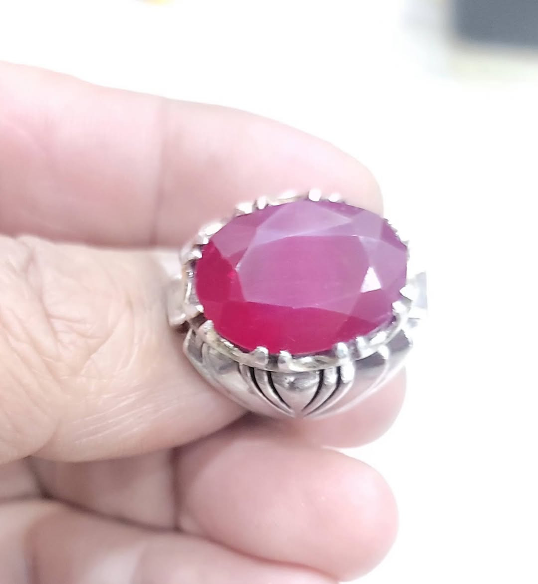 السلام عليكم
للبيع خاتم فضه ياقوت افريقي نظافه تامه
وزن الخاتم 28غرام
قياس الخاتم 22
السعر 140الف
مكاني بغداد البلديات
***********
