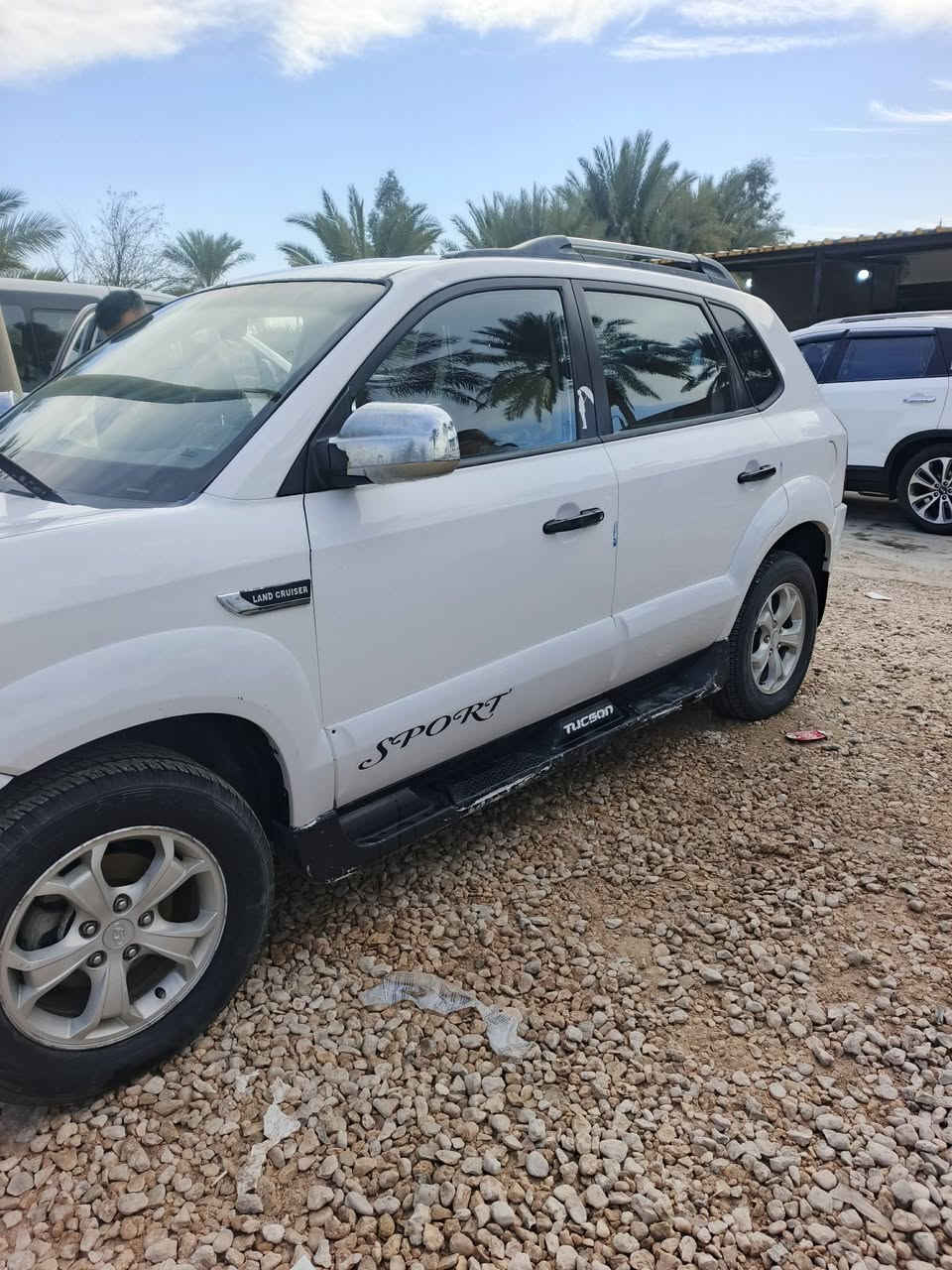 سلام عليكم توسان خليجي للبيع موديل ٢٠٠٩ مكينه جديده وكير وحداديه بيه بس البنيد مبدل  وشبر بالجاملغ السعر ١٠٥ وبيه مجال 
***********
