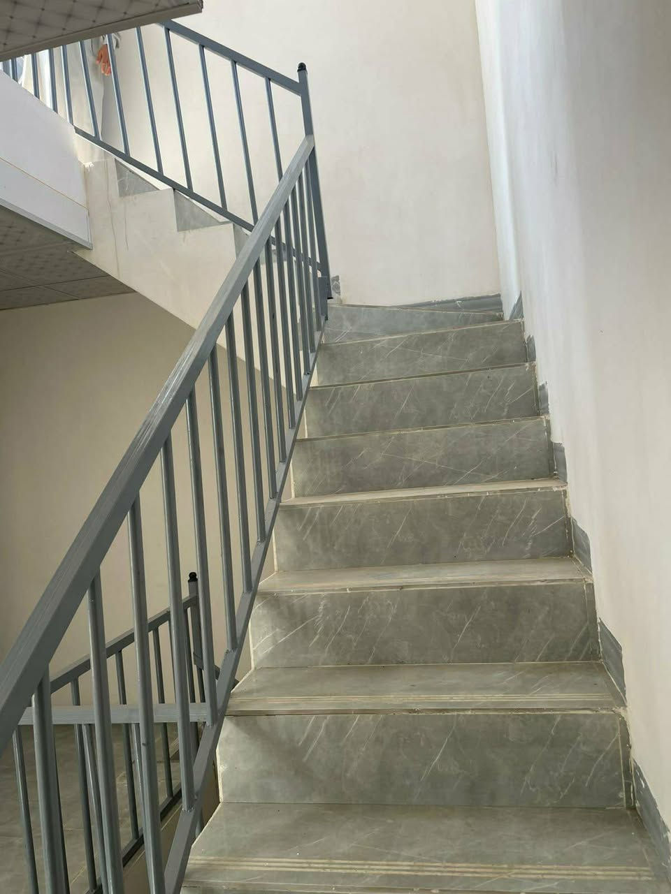 دار طابوا للبيع بناء حديث# طابقين وبيتونه 
المحتويات
الطابق الأول؛؛؛ غرفة نوم عدد1 ومطبخ واستقبال وهول  وصحيات خارجية وكراج
الطابق الثاني؛؛ غرفة نوم عدد1 ومطبخ واستقبال وصحيات داخليه وهول 
الطابق الثالث؛ بيتونه
المساحة (100)متر مستطيل 
الواجهة (5)في(20)
السعر 96 مليون مع مجال قليل
البيت فوووول 
العنوان؛ كركوك منطقة ال55 خلف جامع لؤي 

لمعرفة التفاصيل 
الاتصال على الارقام التاليه *********** 
*********** 
للاستفسار اكثر يمكنكم مراسلة الصفحه))) 
ونتشرف بزيارتكم  ل(مكتب الاوس للعقارات) 
عنوان المكتب؛ سايدين كوباني المحافظه الجديده بالقرب من مجمع روان ستي ٢ ومجمع النجوم ٢
