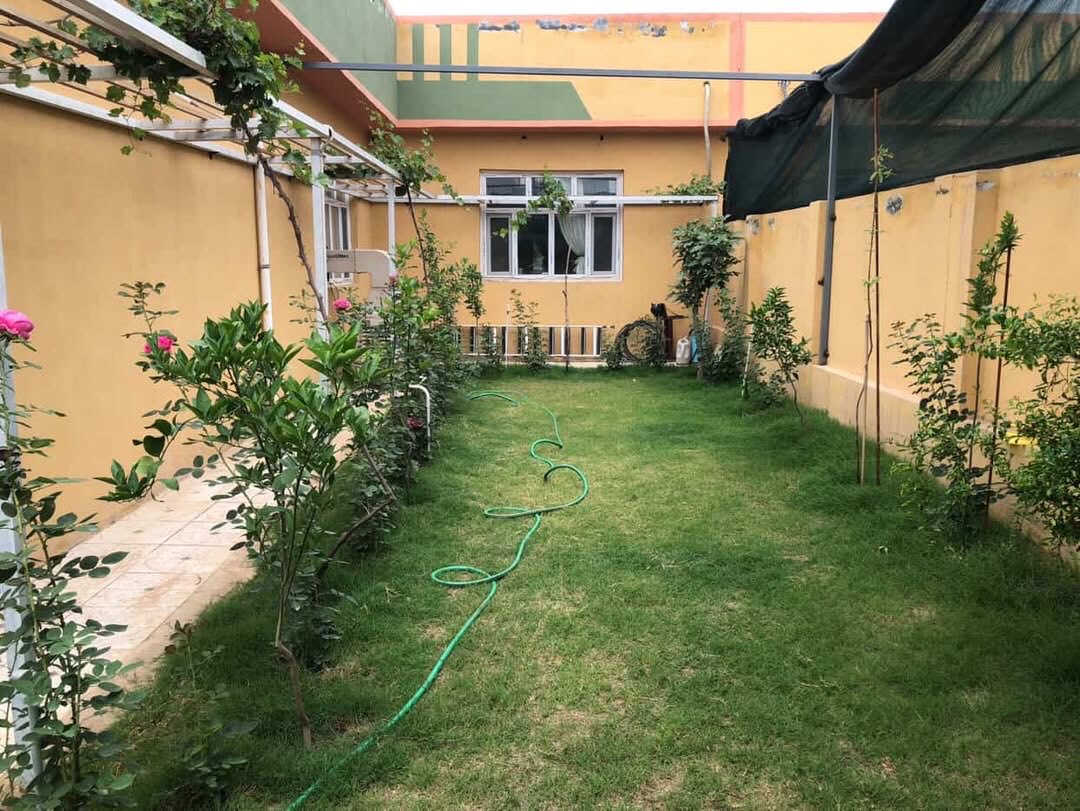 بيت للبيع  في مجمع سفير الحسين/ النجف/ الكوفة قرب الجسر الحديد(كورنيش الكوفة)

المساحة 300 م 
غرف نوم عدد2. 4x5
مطبخ 3.5x5
صاله كبيره 
استقبال6.5x4
ممرات تهويه ومنور وسطي تم تغليفه  skylights 
مسقف للسياره
حديقه كبيره مزروعه  بعناية
صحيات عدد3
المجمع جاهز  بجميع الخدمات اضافة الى نوعية الساكنين من  الناس  المميزين اجتماعيا.
السعر الكلي 235 بضمنها 45 مليون تدفع اقساط شهريه للشركة 500 الف شهريا وممكن ان تخفض الاقساط عند تحويل المعاملة للمصرف الاستثماري.
للايضاح تدفع نقدا 190 مليون والباقي اقساط 
المنشور لنفس البيت في منشور سابق من حساب اخر
ارجوا من الجادين في الشراء فقط الاتصال على ***********
