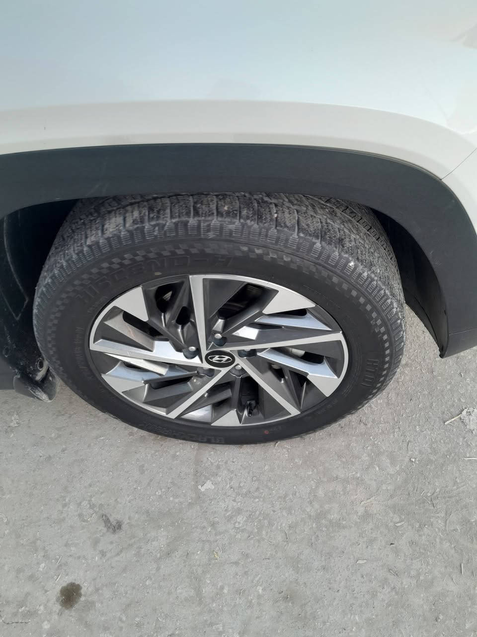 توسان موديل ٢٤ رقم بغداد الدولي مكفوله بيها بارد بسيط جدا وما امبين اصلا مثل ما موضح  بالسونار ماشيه ٤٥ بصمه سايد بريك دكمه كشنات كهرباء قطعتين تبريد بردات تشغيل عن بعد حساس اطارات شاحن وايرلس سبير مانازل وباقي المواصفات المعروفه السعر ٢١٥ بيع او مراوس موجوده بكربلاء هاتف ***********
